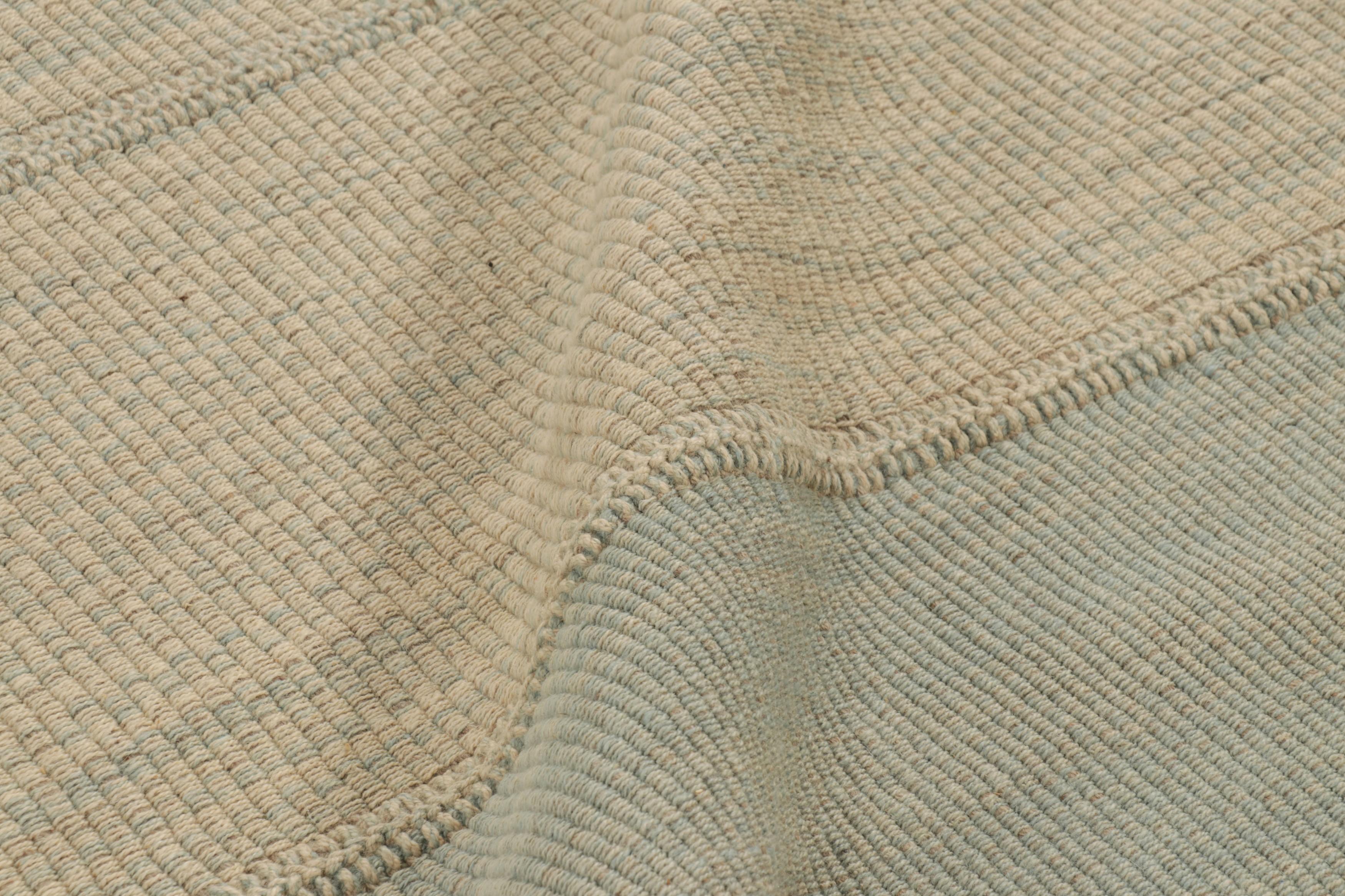 Rug & Kilim's zeitgenössischer Kelim mit cremefarbenen und himmelblauen Strukturstreifen (Wolle) im Angebot