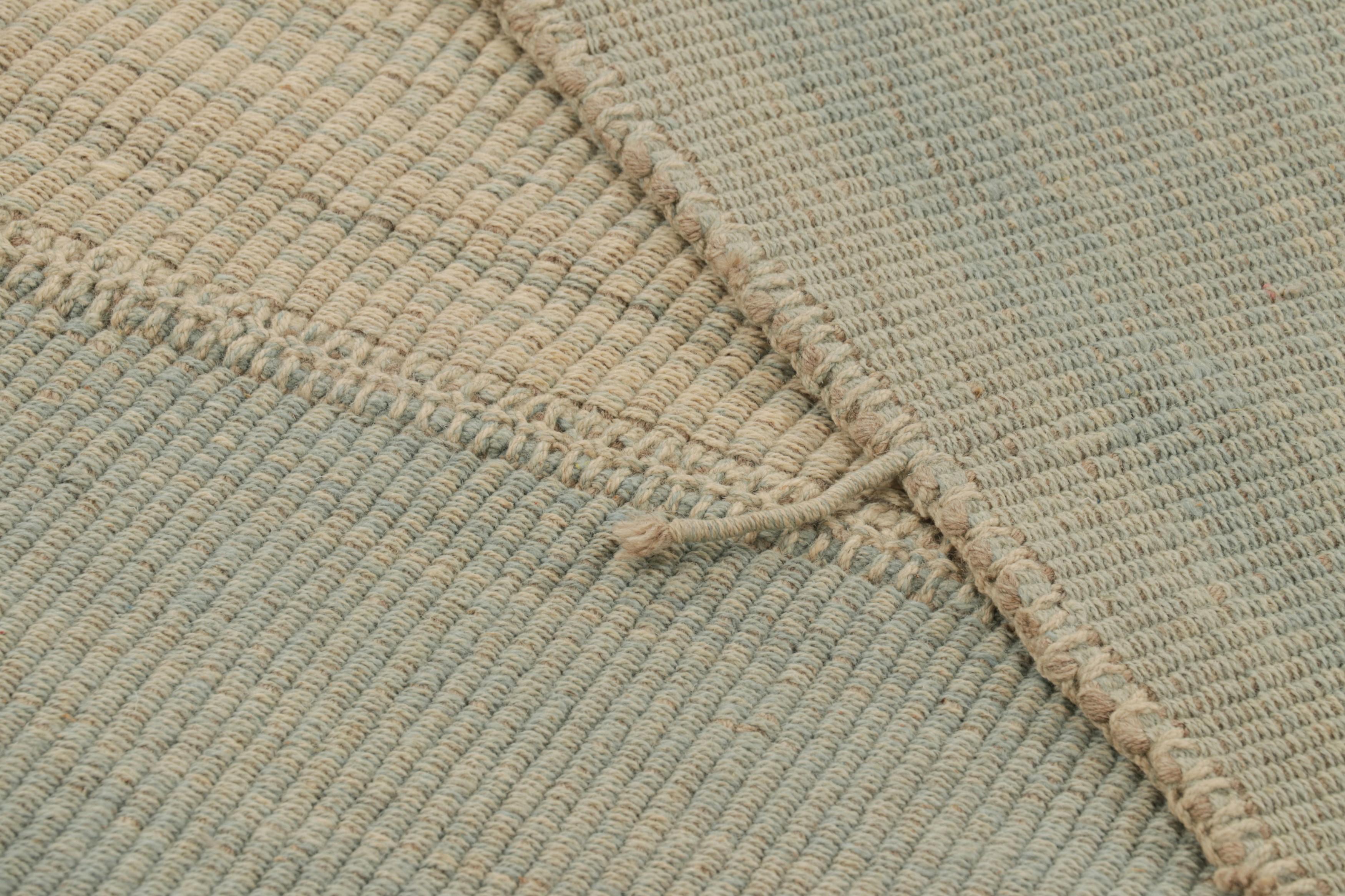 Rug & Kilim's zeitgenössischer Kelim mit cremefarbenen und himmelblauen Strukturstreifen im Angebot 1