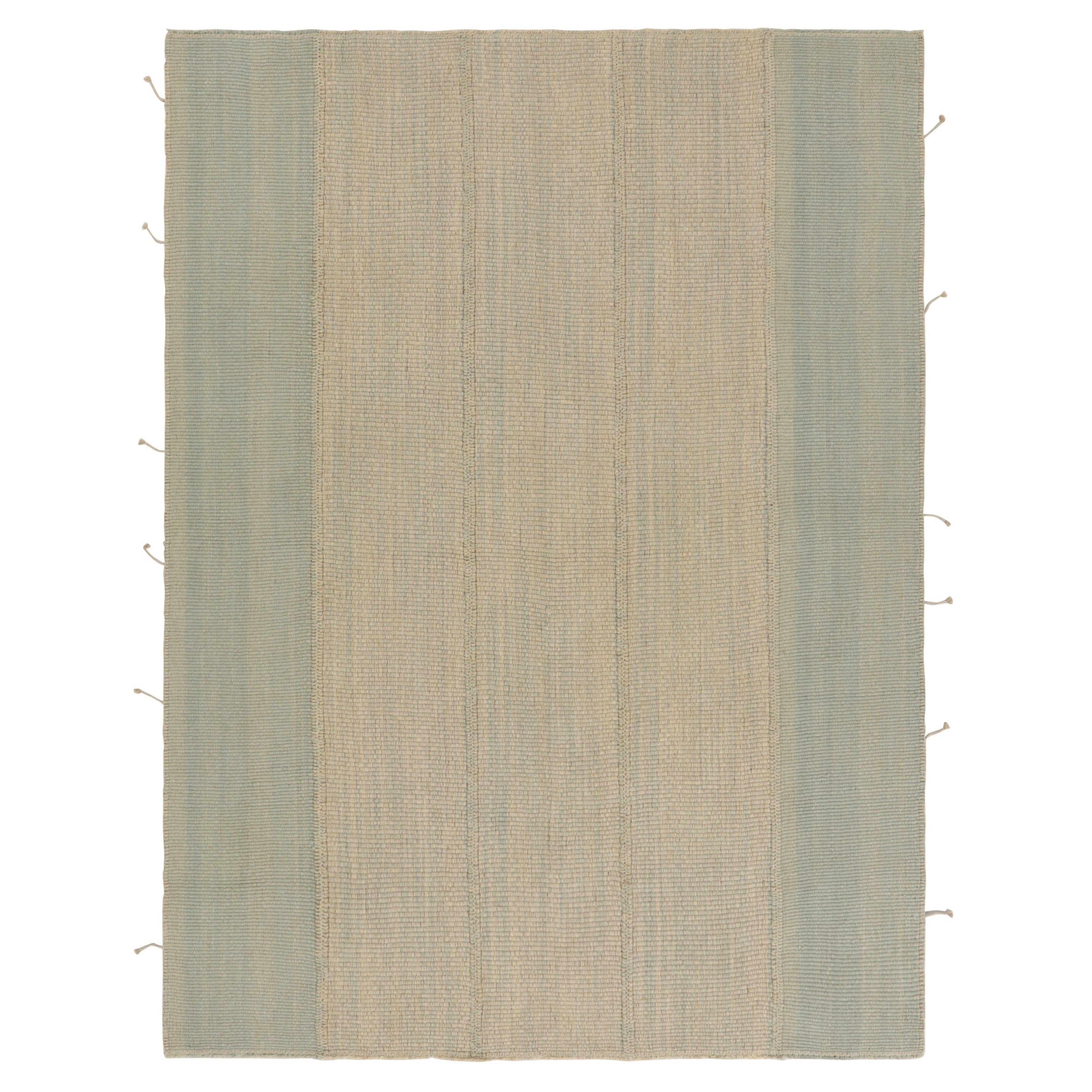 Rug & Kilim's zeitgenössischer Kelim mit cremefarbenen und himmelblauen Strukturstreifen