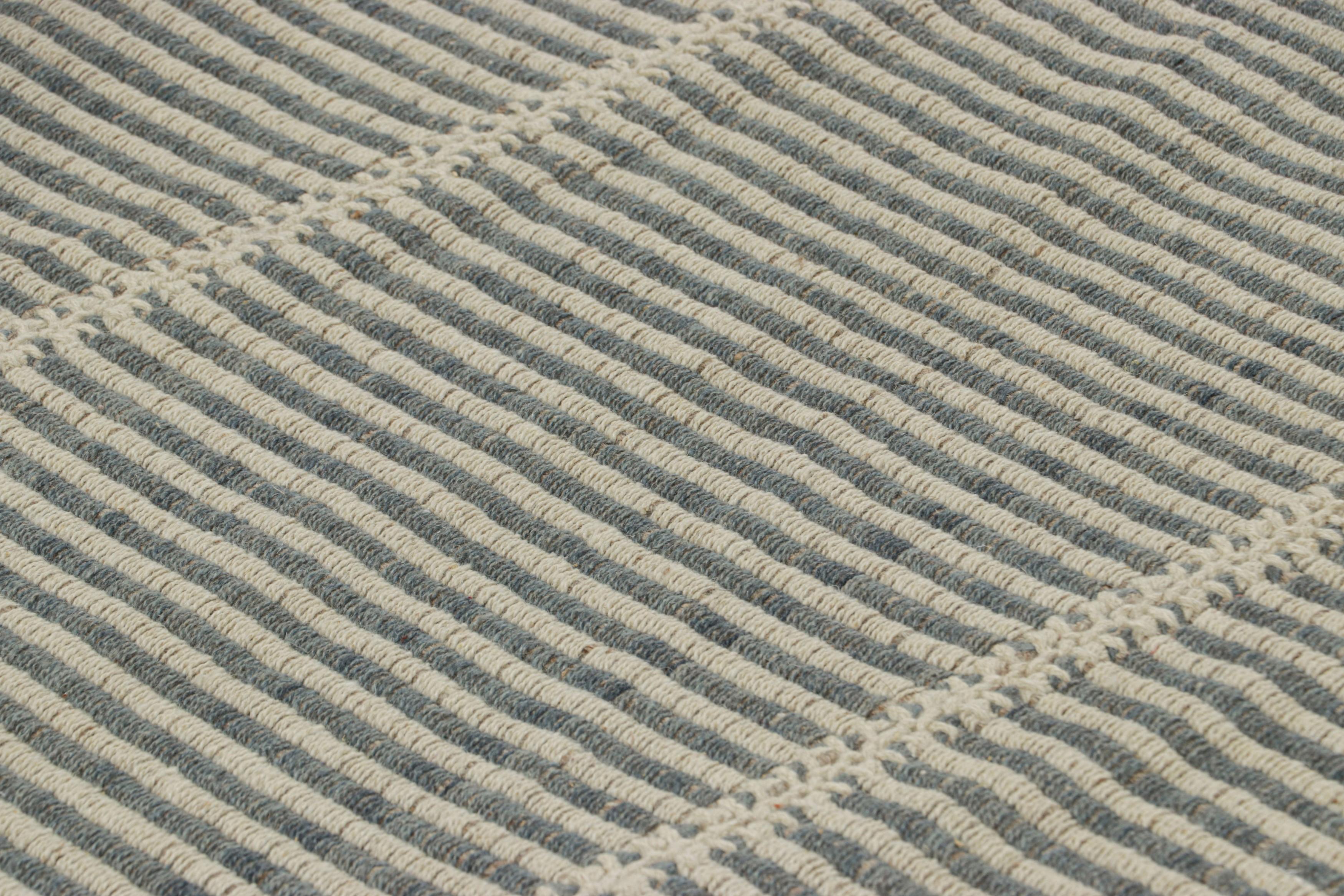 Tissé à la main en laine, ce kilim contemporain 8x10 fait partie d'une nouvelle collection de tissage plat personnalisable de Rug & Kilim.

Sur le Design :

