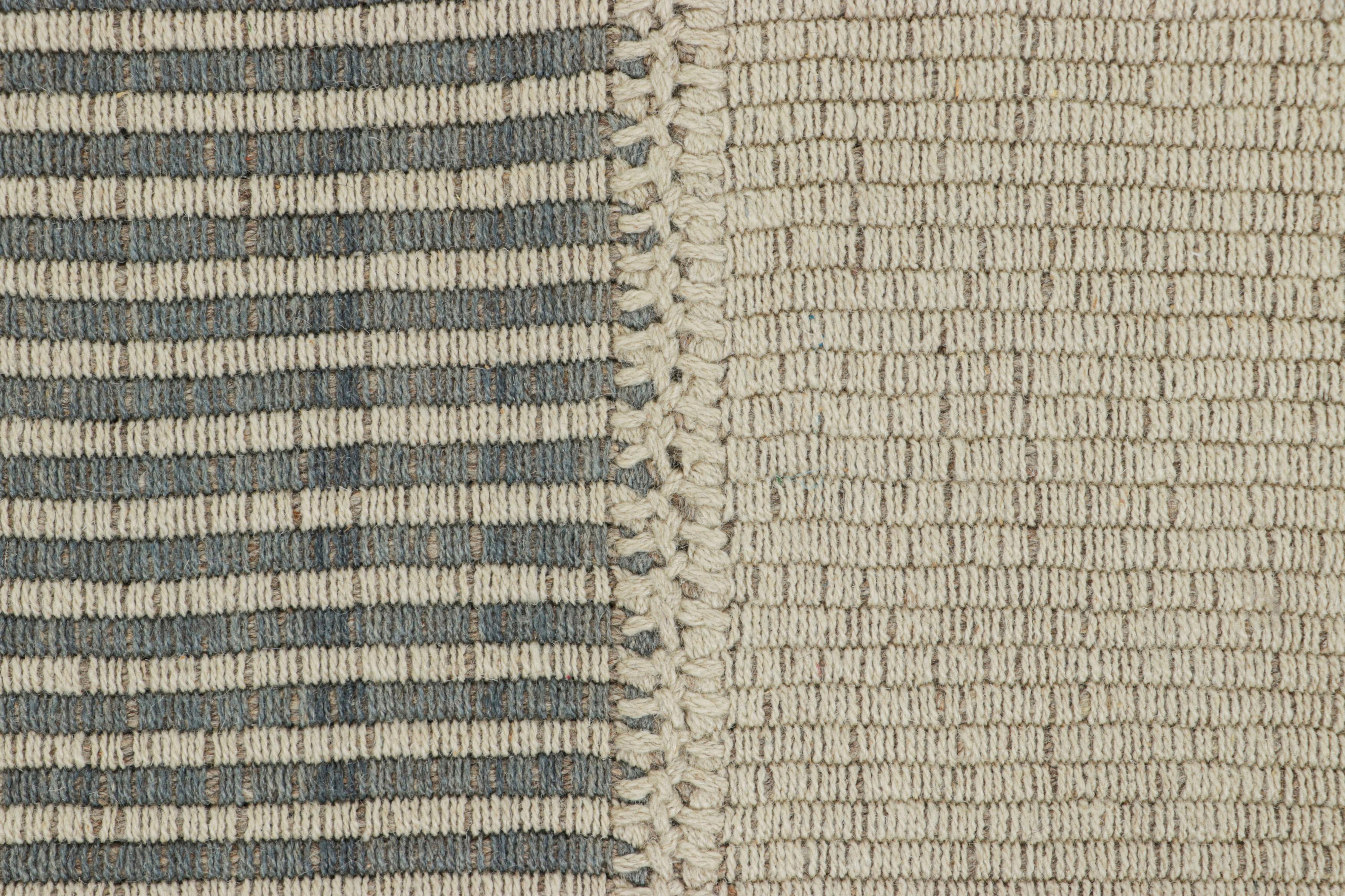 Moderne Rug & Kilim's Contemporary Kilim with Textural Cream, Beige and Blue Stripes (Kilim contemporain avec des rayures texturées crème, beige et bleues) en vente