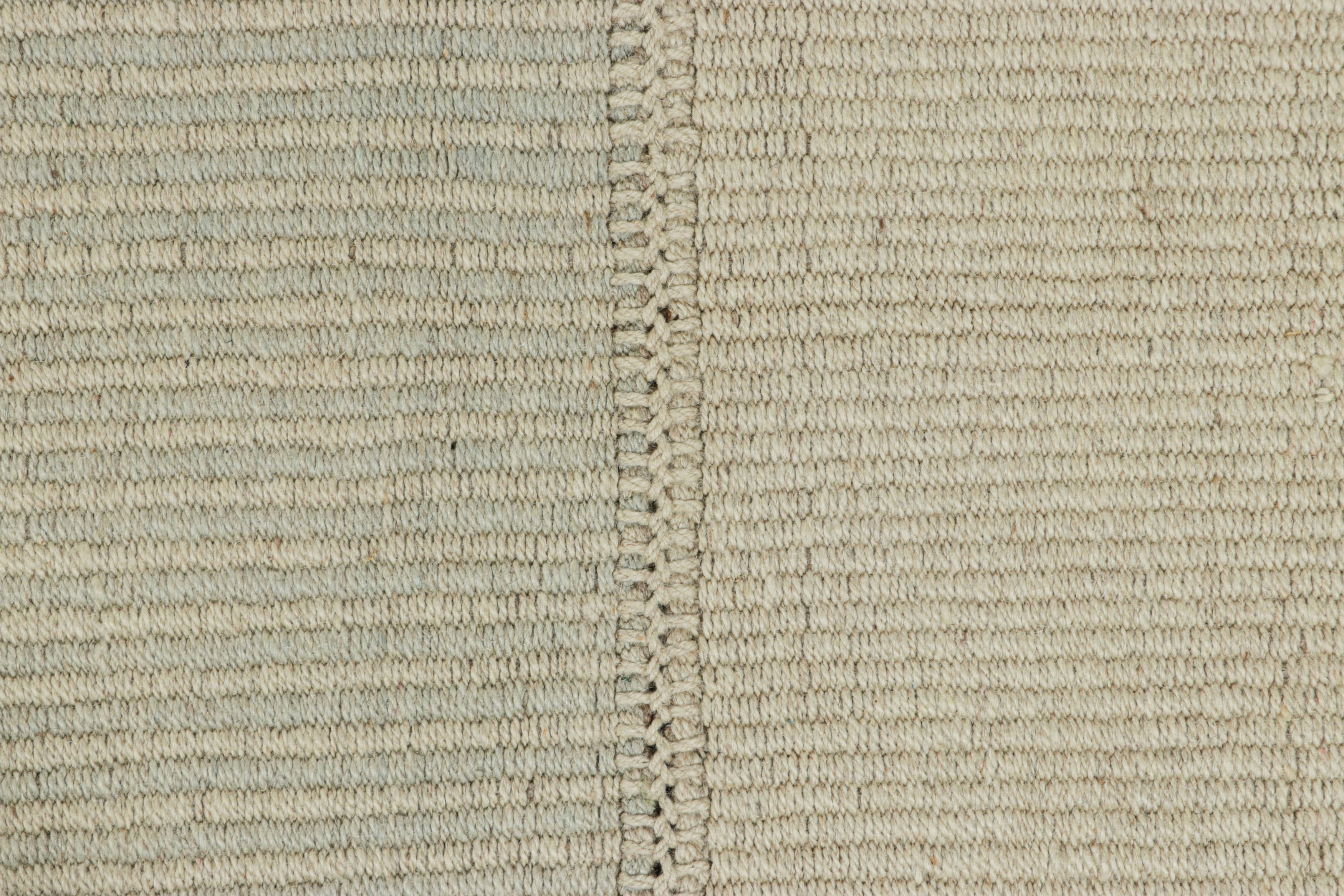 Rug & Kilim's Contemporary Kilim mit strukturierten cremefarbenen, beigen und blauen Streifen (Kelim) im Angebot