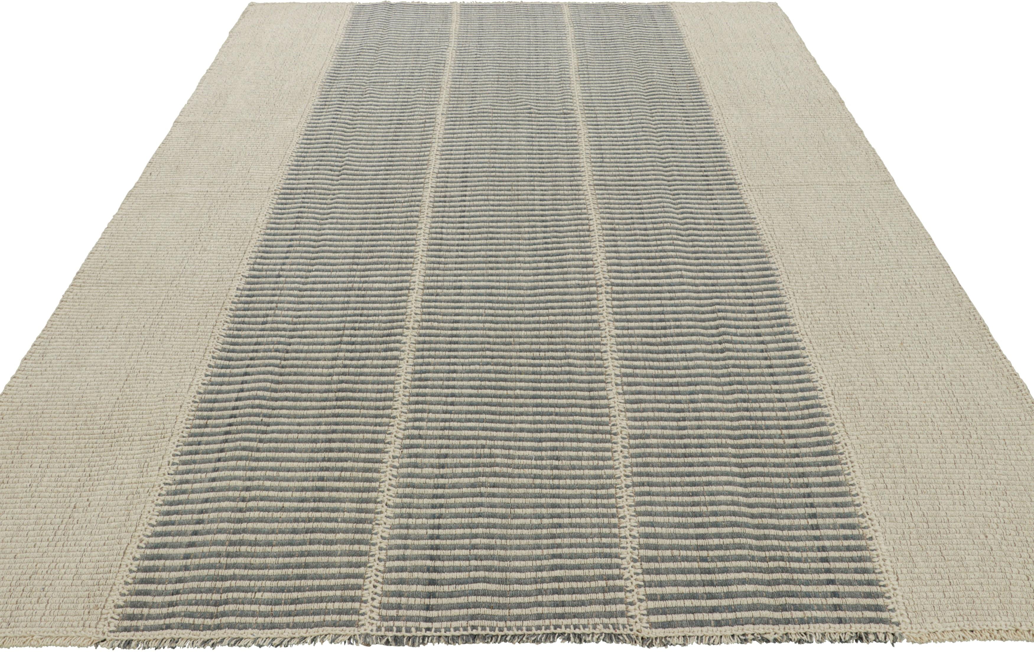 Tissé à la main Rug & Kilim's Contemporary Kilim with Textural Cream, Beige and Blue Stripes (Kilim contemporain avec des rayures texturées crème, beige et bleues) en vente