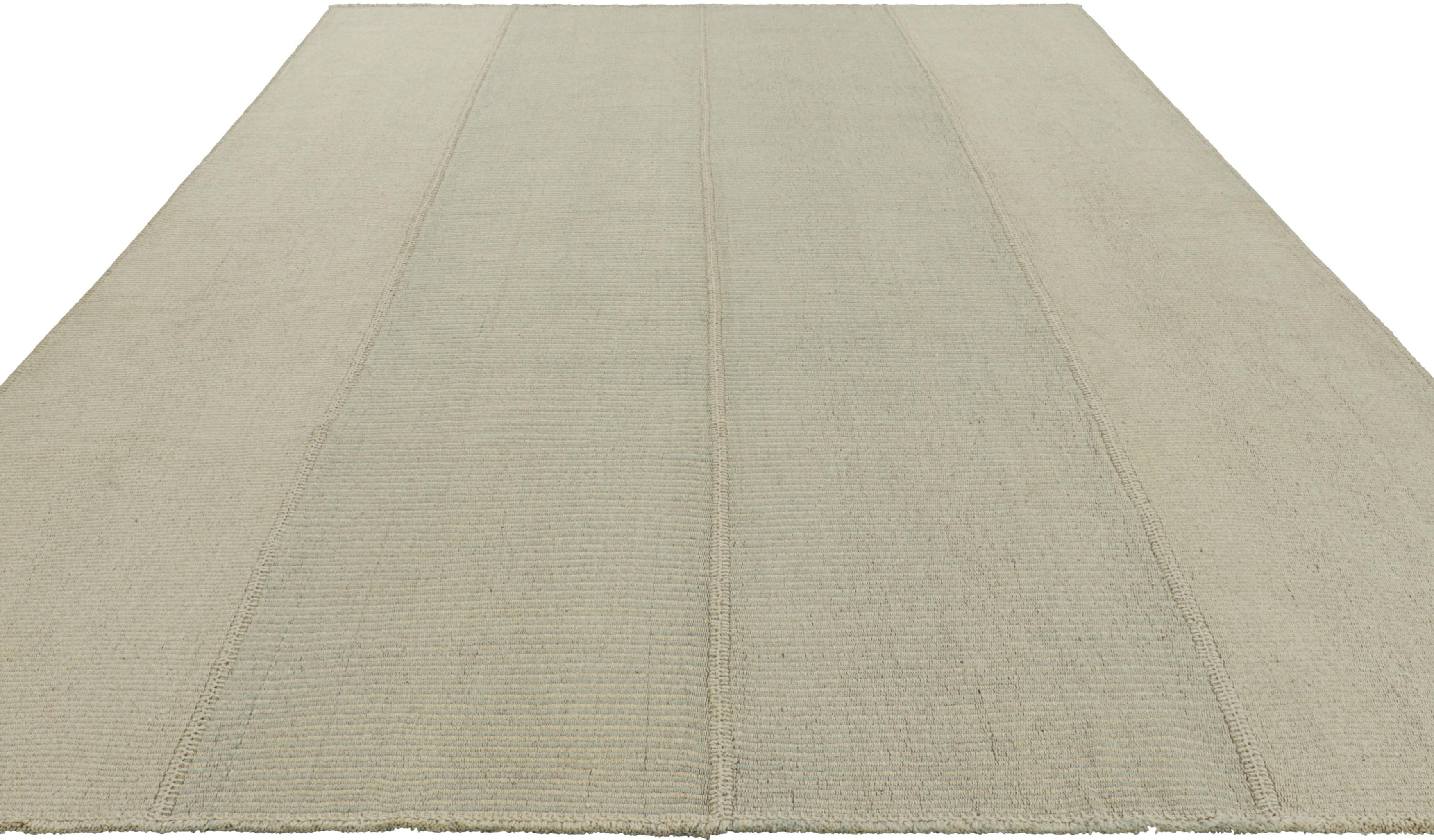 Rug & Kilim's Contemporary Kilim mit strukturierten cremefarbenen, beigen und blauen Streifen (Handgewebt) im Angebot