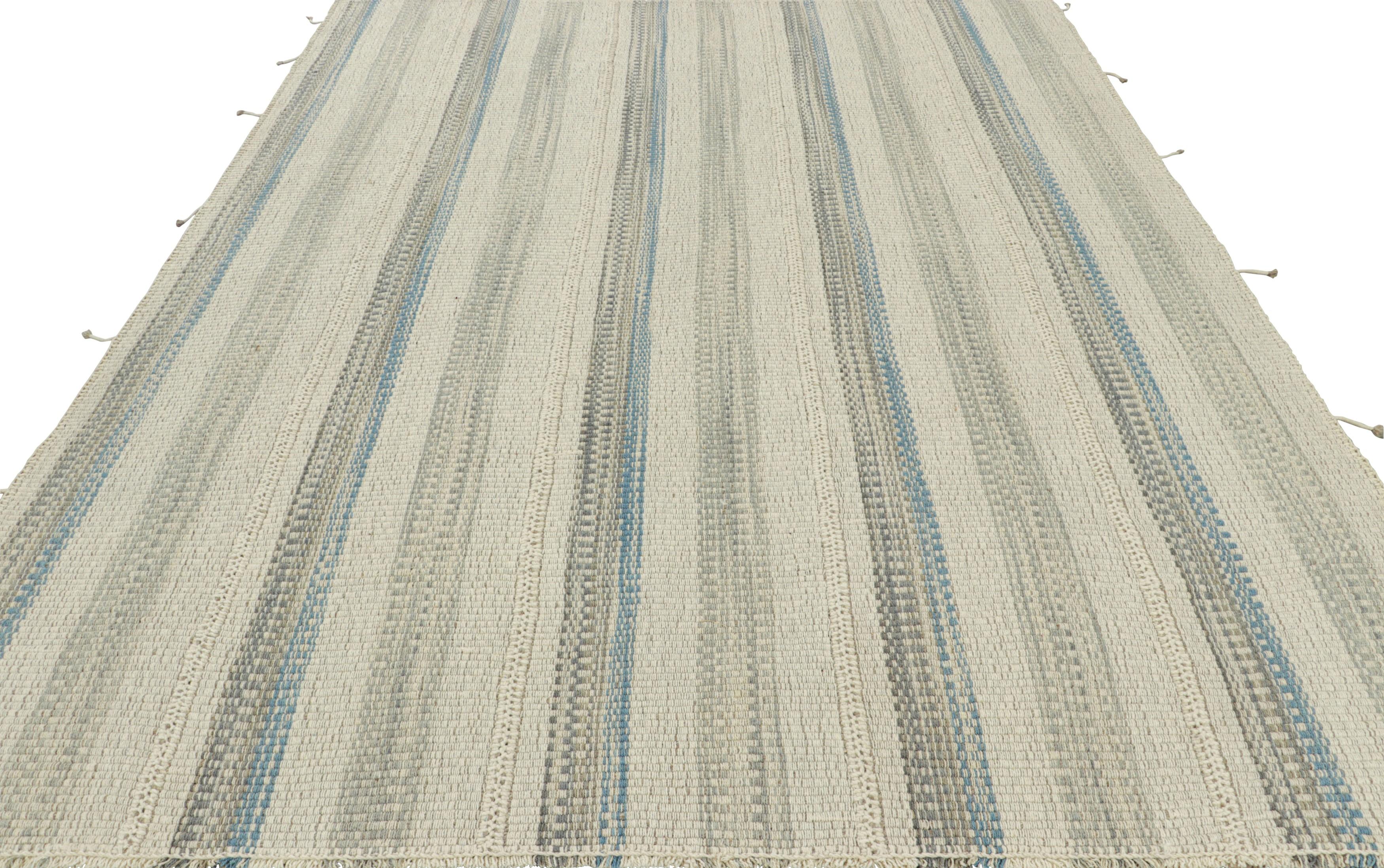 Rug & Kilim's Contemporary Kilim mit strukturierten cremefarbenen, beigen und blauen Streifen (Handgewebt) im Angebot