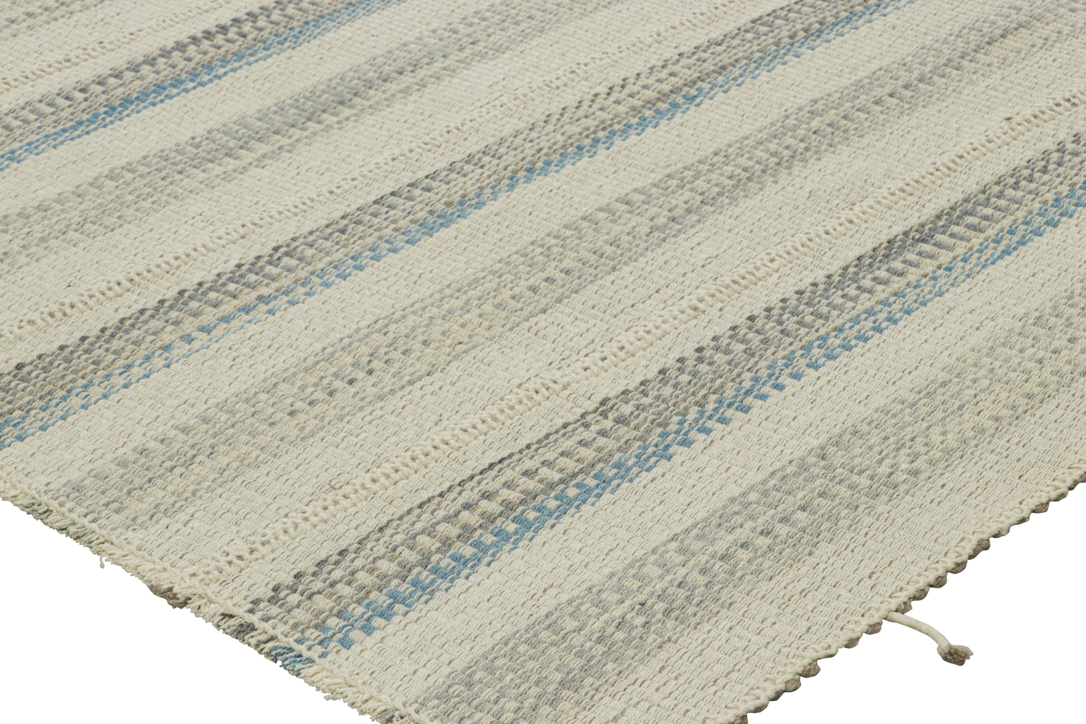 Kilim contemporáneo de Rug & Kilim con rayas texturadas en crema, beige y azul Siglo XXI y contemporáneo en venta