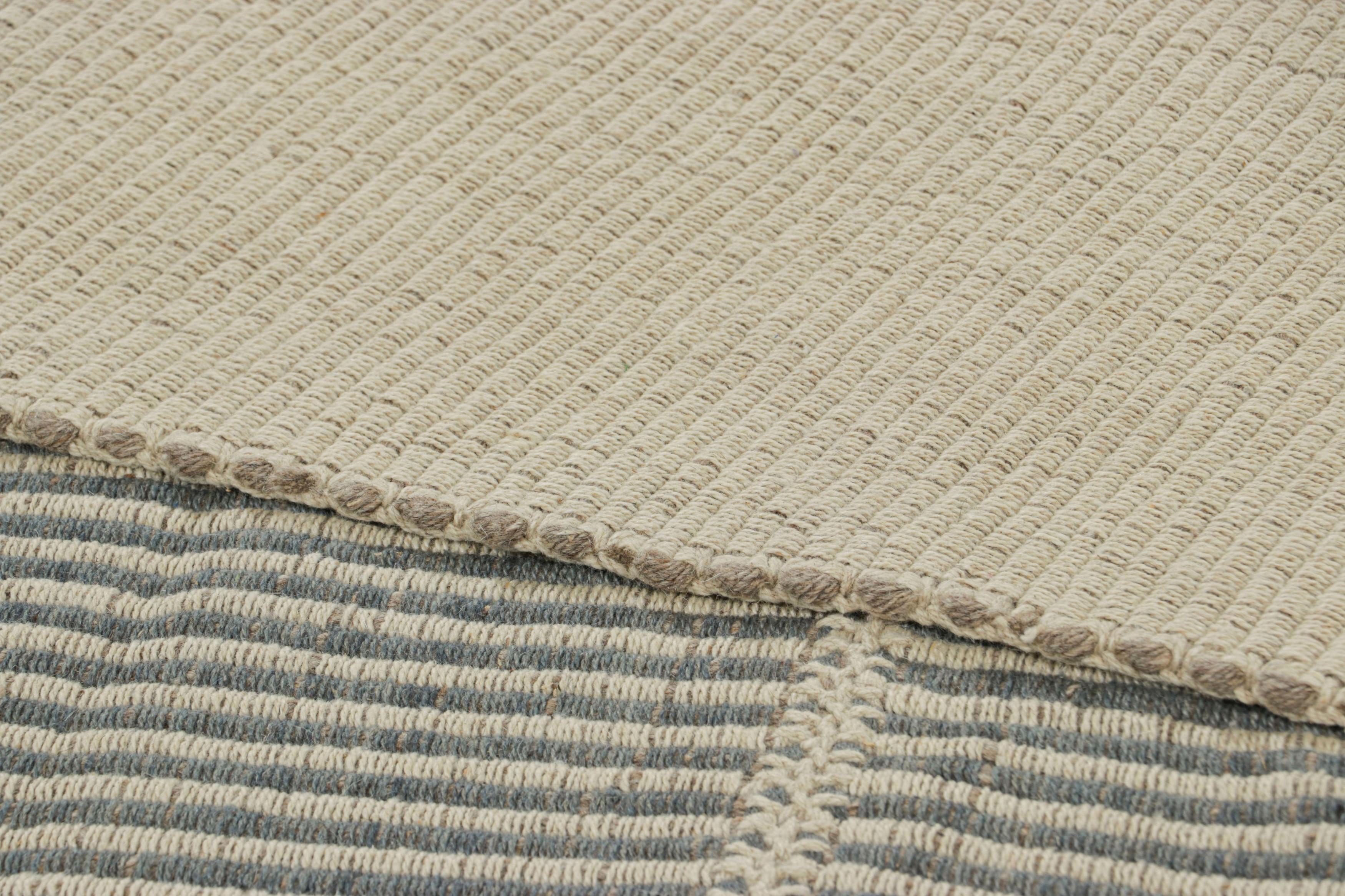 XXIe siècle et contemporain Rug & Kilim's Contemporary Kilim with Textural Cream, Beige and Blue Stripes (Kilim contemporain avec des rayures texturées crème, beige et bleues) en vente