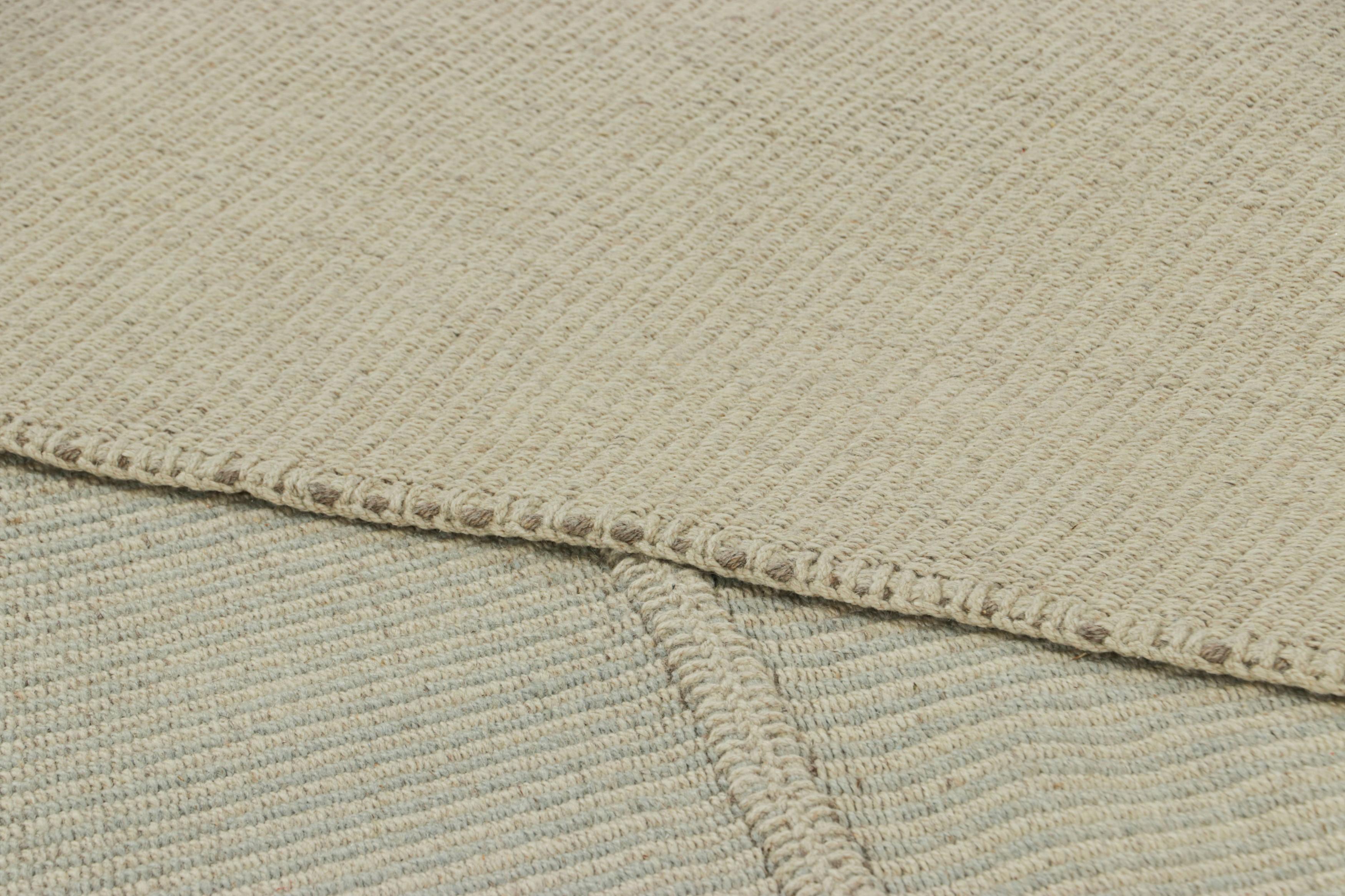Rug & Kilim's Contemporary Kilim mit strukturierten cremefarbenen, beigen und blauen Streifen (21. Jahrhundert und zeitgenössisch) im Angebot