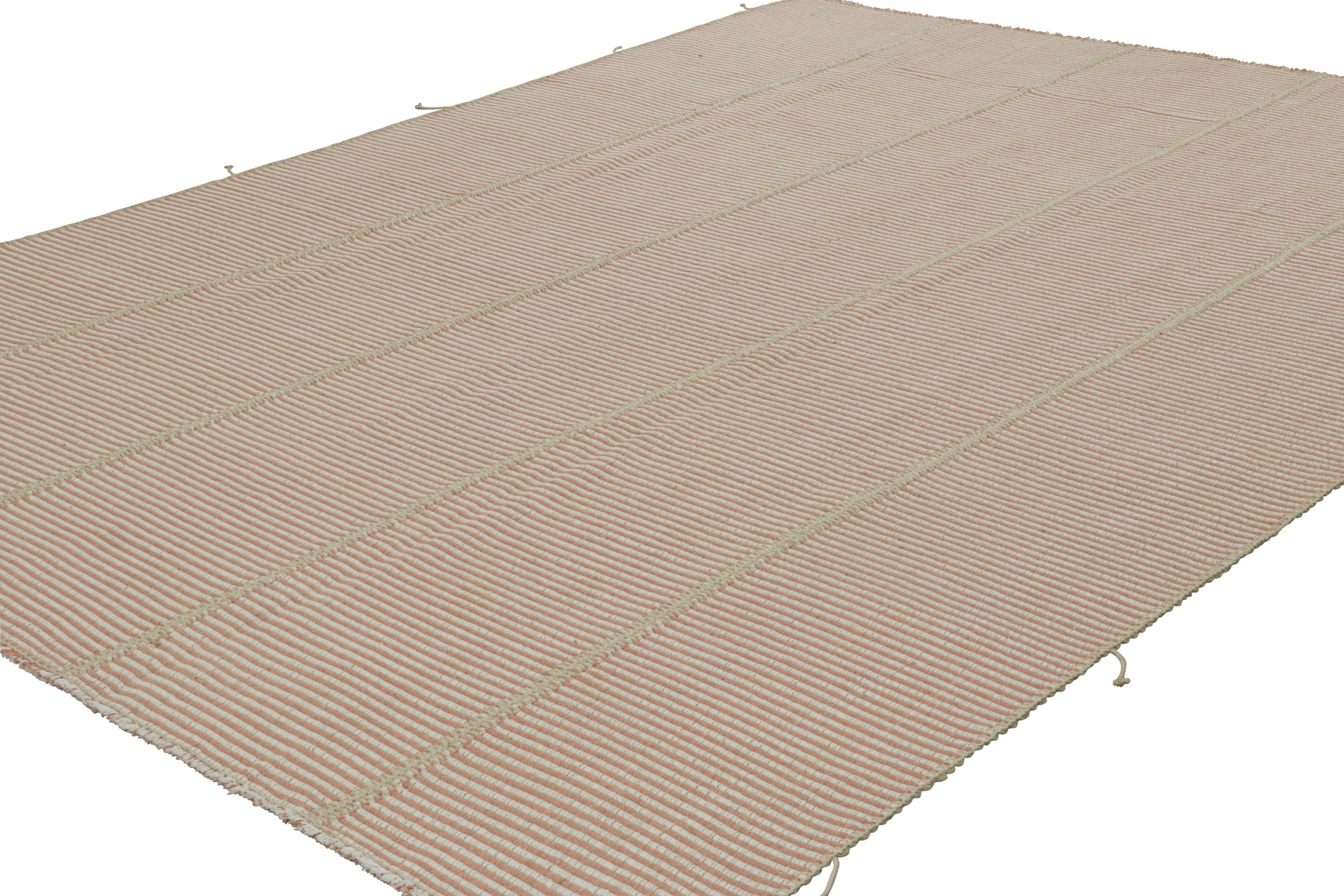 Tessuto a mano Rug & Kilim è un kilim contemporaneo a strisce color crema, rosa e beige. in vendita