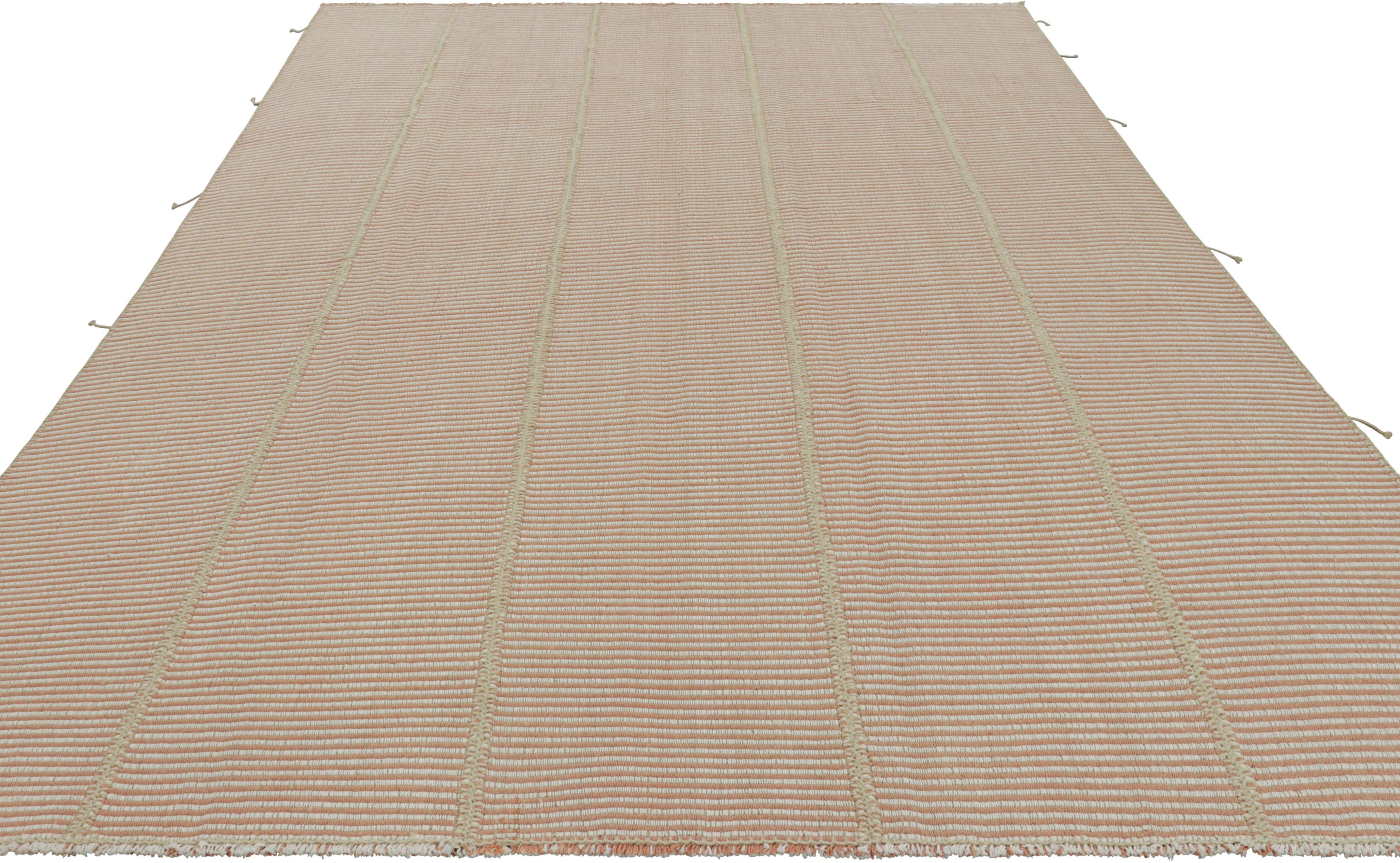 Rug & Kilim è un kilim contemporaneo a strisce color crema, rosa e beige. In condizioni Nuovo in vendita a Long Island City, NY