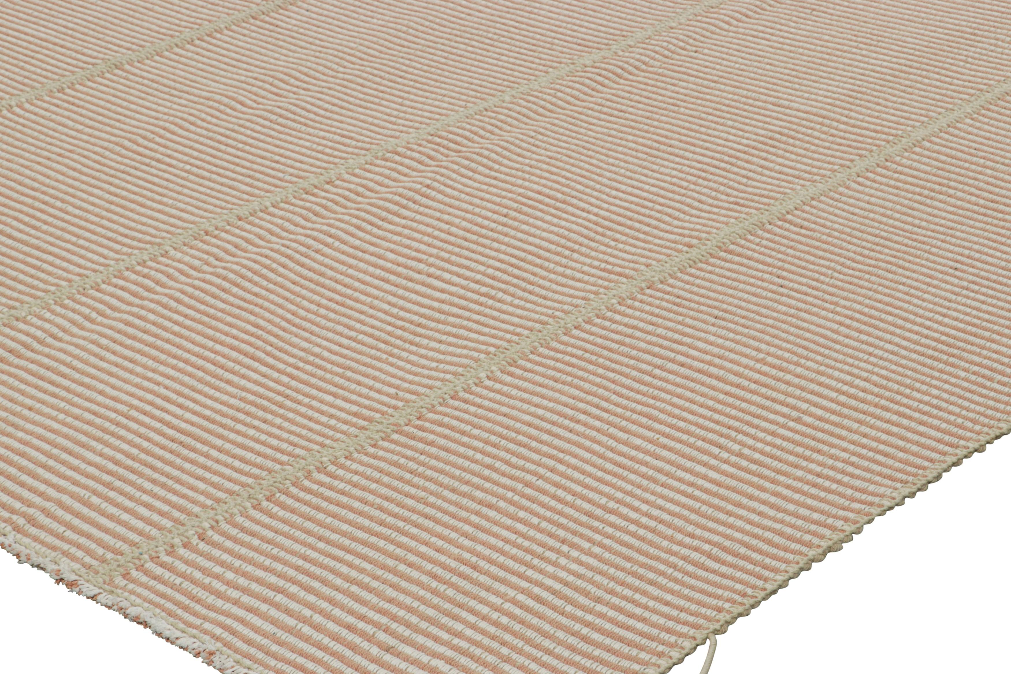 Kilim contemporáneo de Rug & Kilim con textura de rayas crema, rosa y beige Siglo XXI y contemporáneo en venta