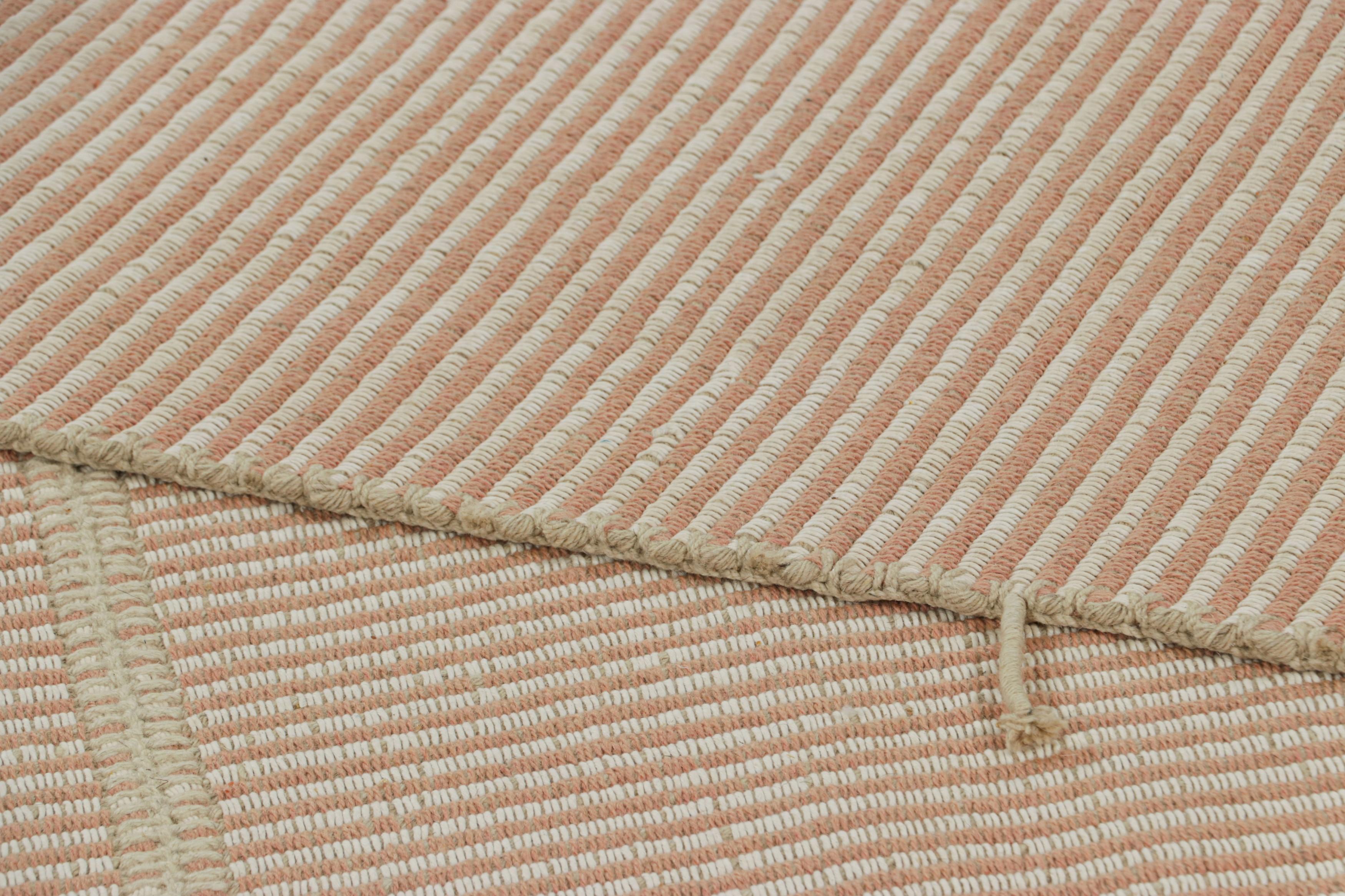 Lana Rug & Kilim è un kilim contemporaneo a strisce color crema, rosa e beige. in vendita