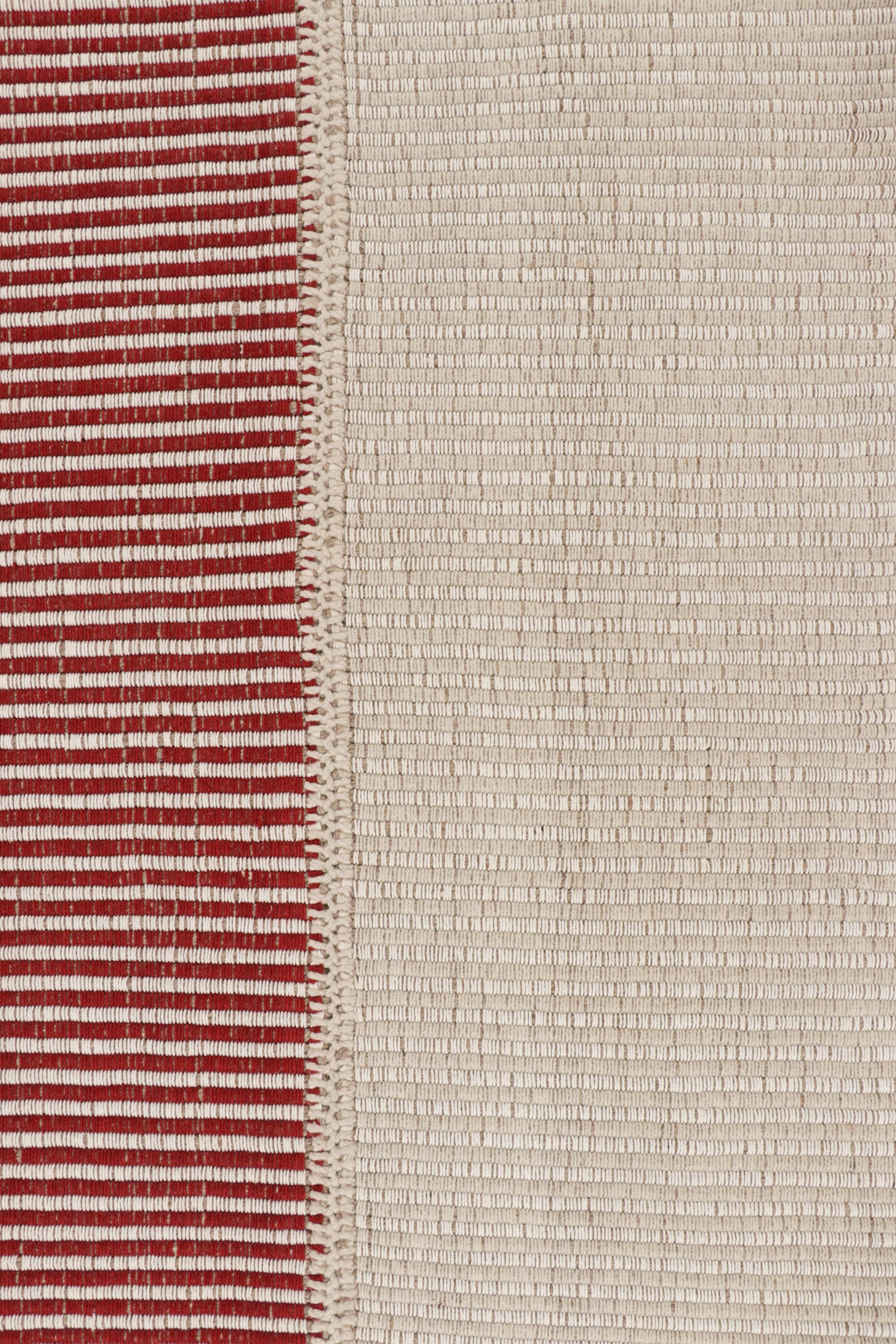 Afghano Rug & Kilim è un kilim contemporaneo a strisce color crema, rosso e beige. in vendita