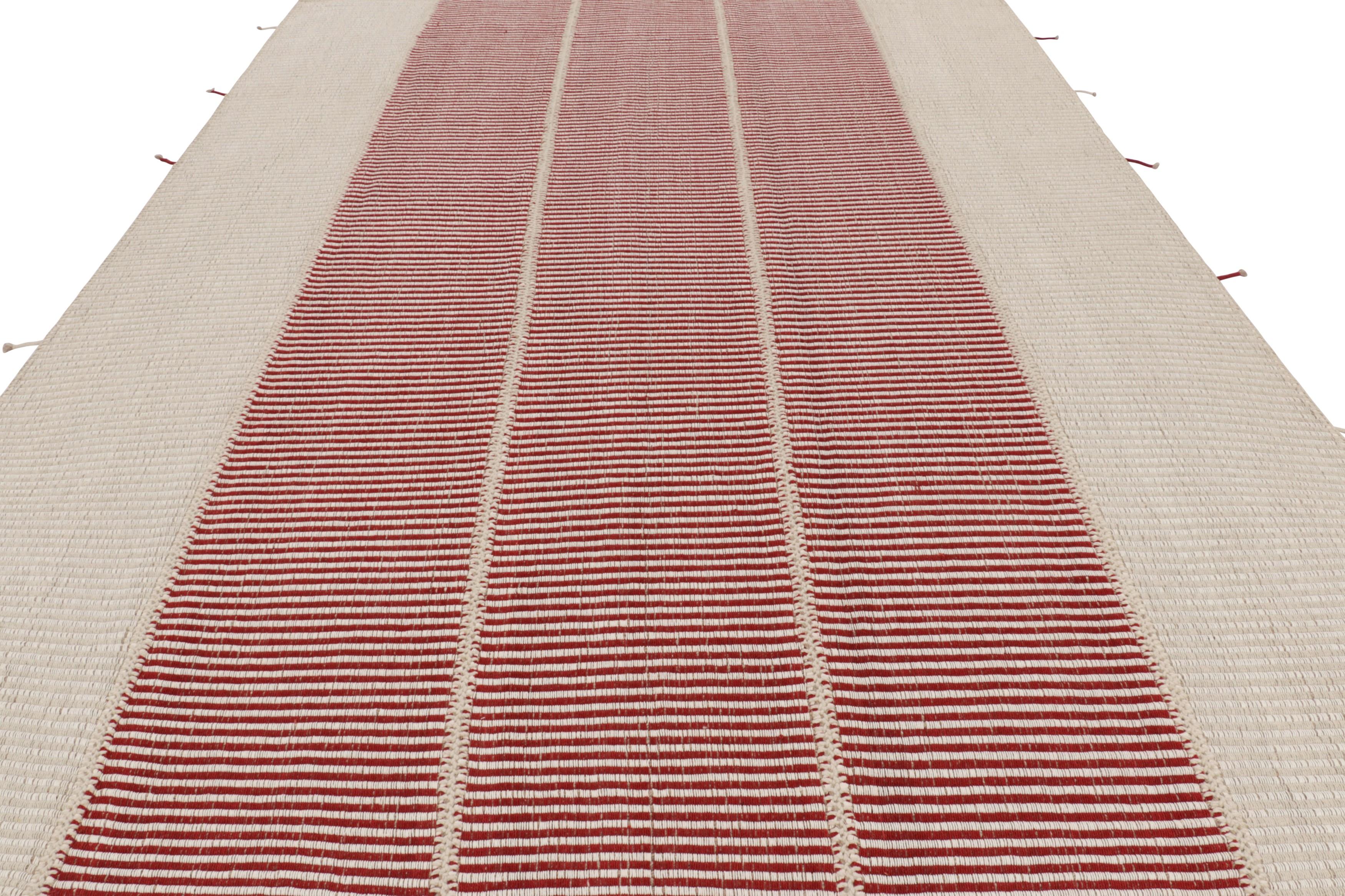 Tessuto a mano Rug & Kilim è un kilim contemporaneo a strisce color crema, rosso e beige. in vendita