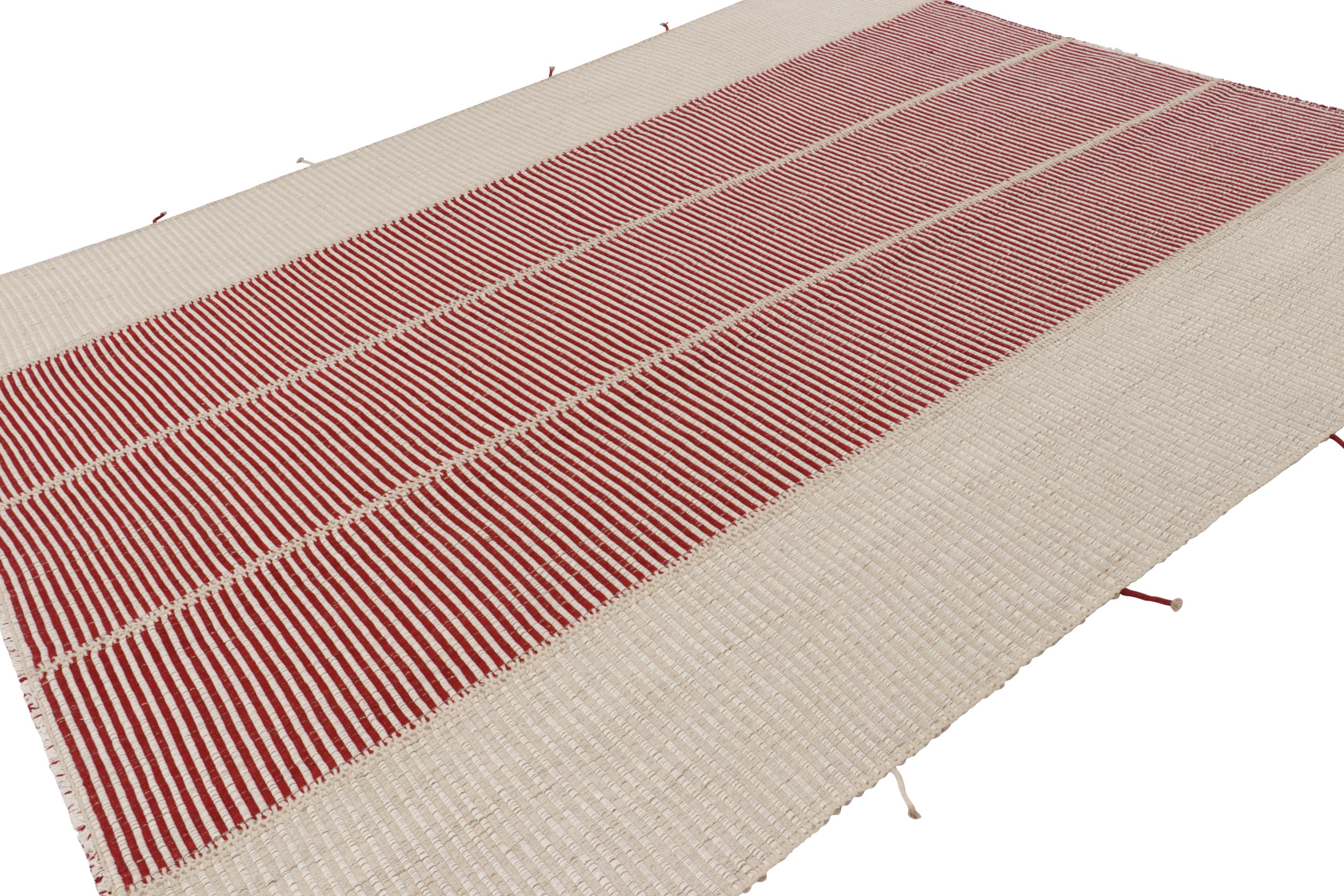 Rug & Kilim's Zeitgenössischer Kelim mit strukturierten cremefarbenen, roten und beigefarbenen Streifen im Zustand „Neu“ im Angebot in Long Island City, NY