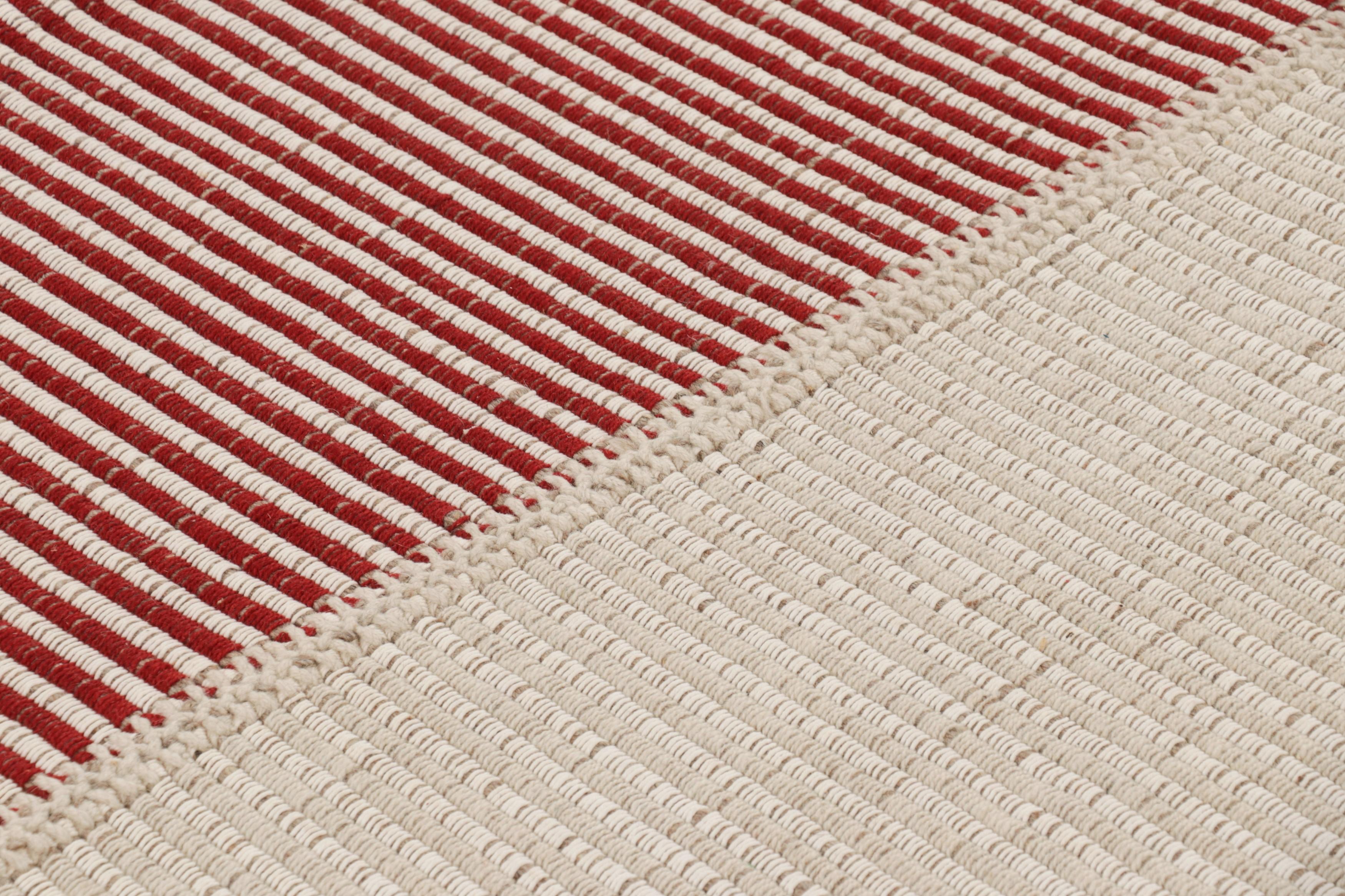 Rug & Kilim's Zeitgenössischer Kelim mit strukturierten cremefarbenen, roten und beigefarbenen Streifen (21. Jahrhundert und zeitgenössisch) im Angebot