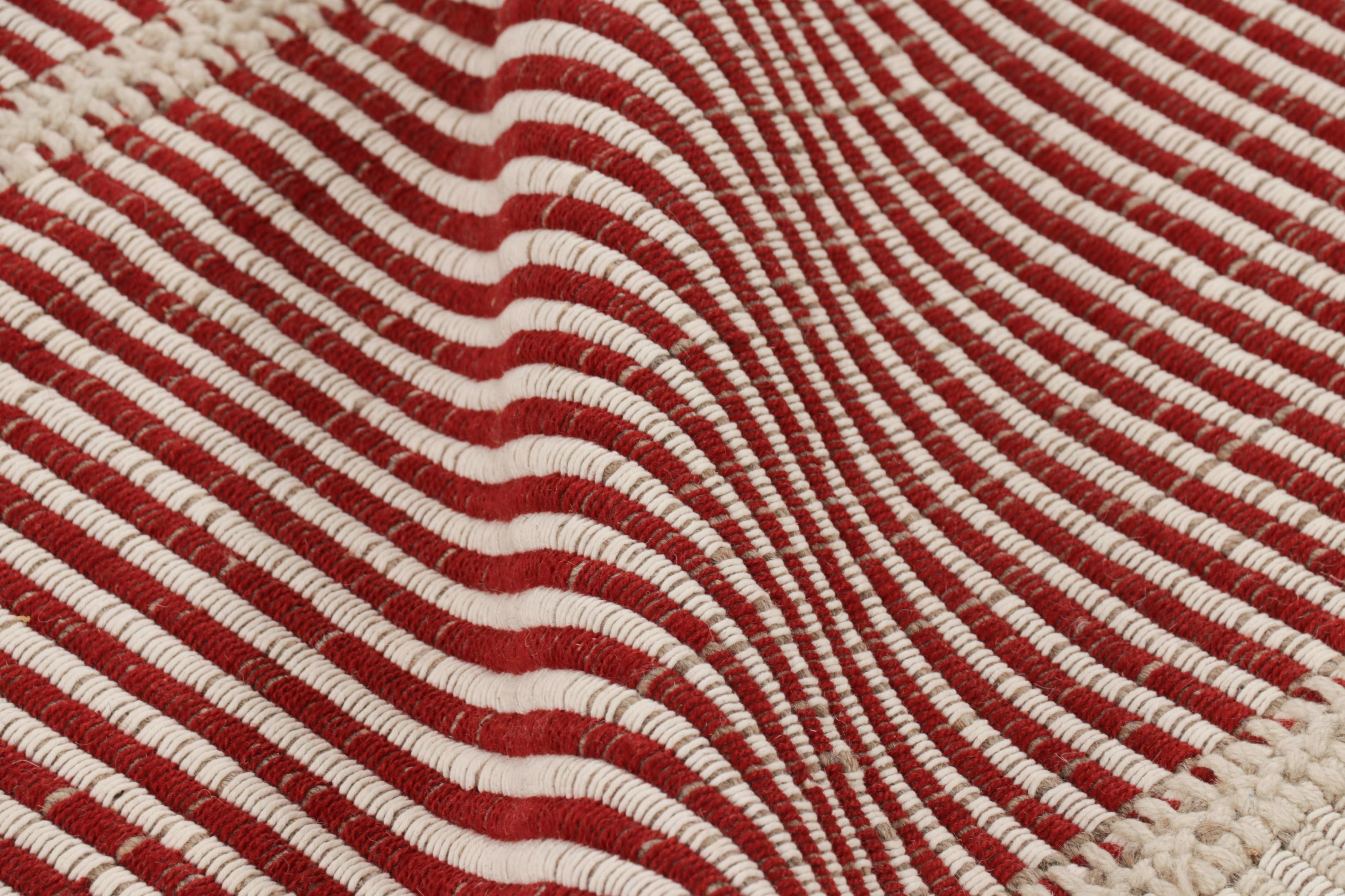 Rug & Kilim's Zeitgenössischer Kelim mit strukturierten cremefarbenen, roten und beigefarbenen Streifen (Wolle) im Angebot