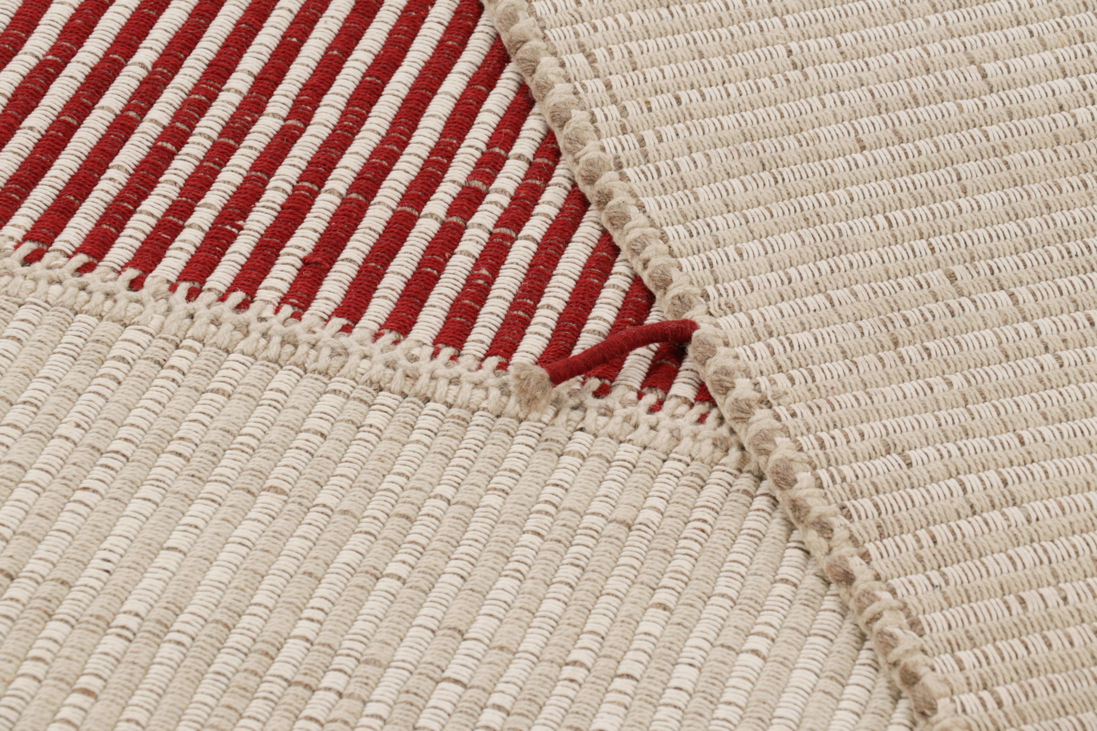 Rug & Kilim's Zeitgenössischer Kelim mit strukturierten cremefarbenen, roten und beigefarbenen Streifen im Angebot 1