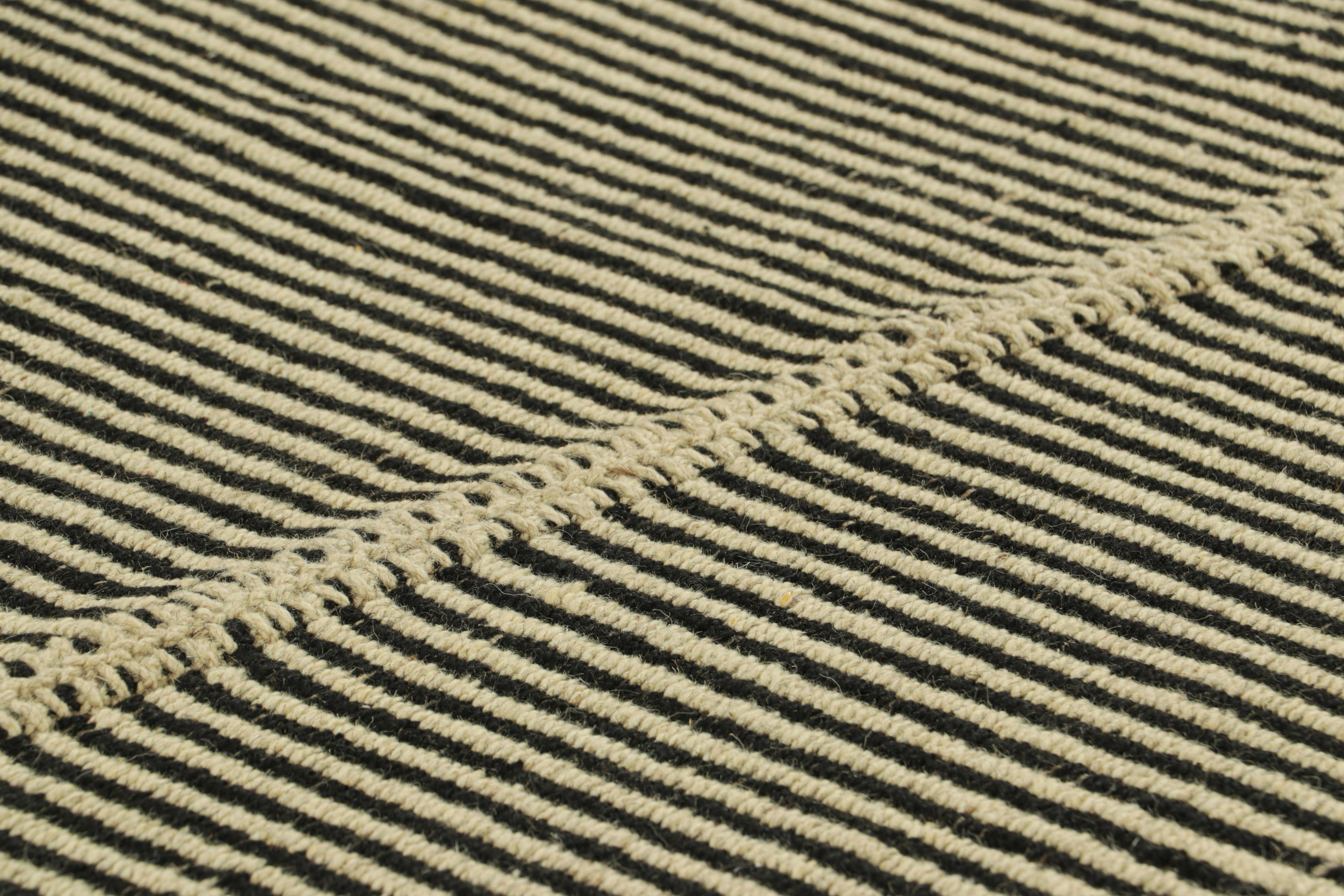 Tessuto a mano in lana, questo Kilim 3x4 fa parte di una nuova ed entusiasmante collezione a tessitura piatta personalizzabile di Rug & Kilim.

Sul design:

