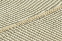 Kilim contemporáneo de Rug & Kilim con textura de rayas blancas y negras en color crema