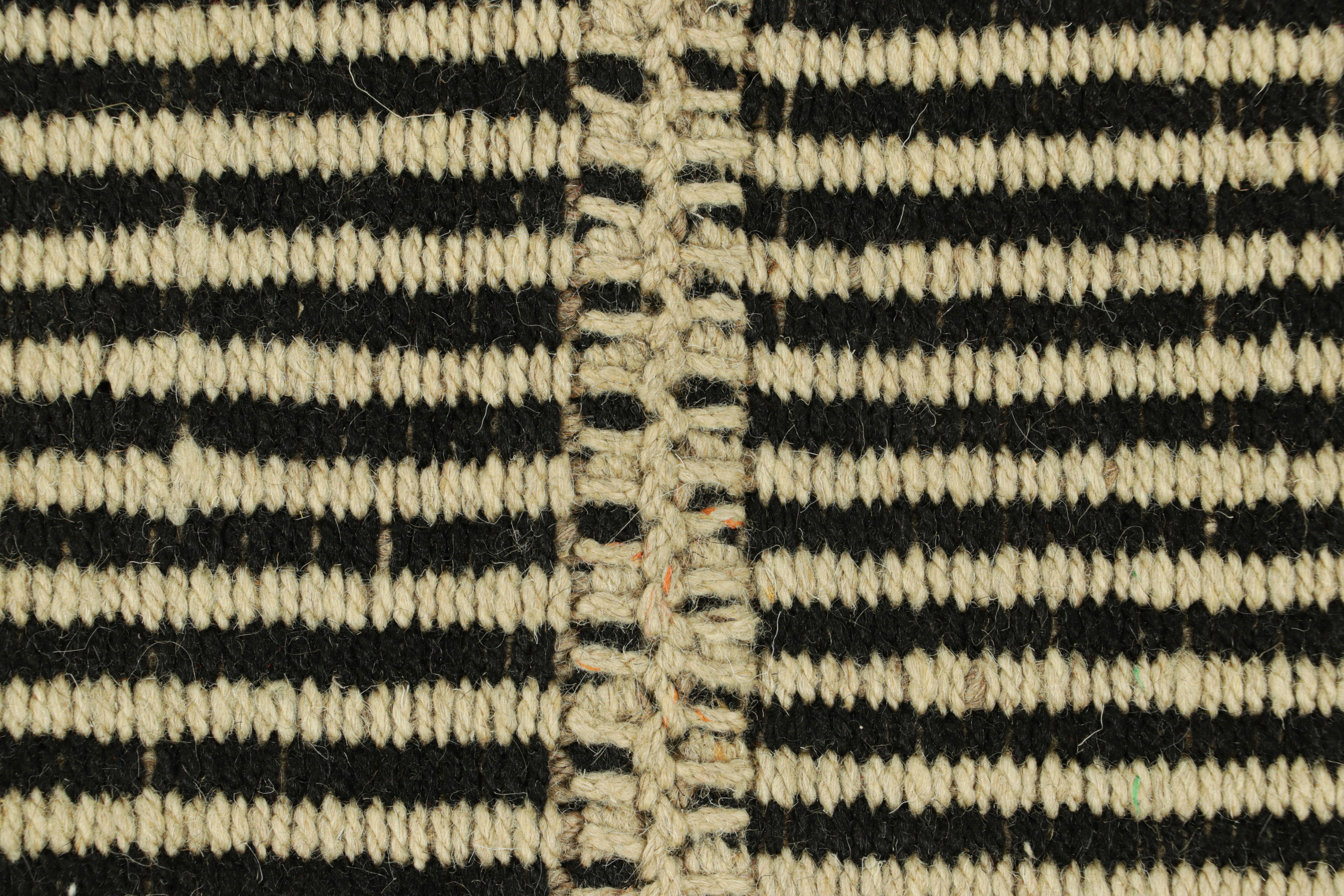 Moderno Rug & Kilim è un kilim contemporaneo a strisce bianche e nere color crema. in vendita