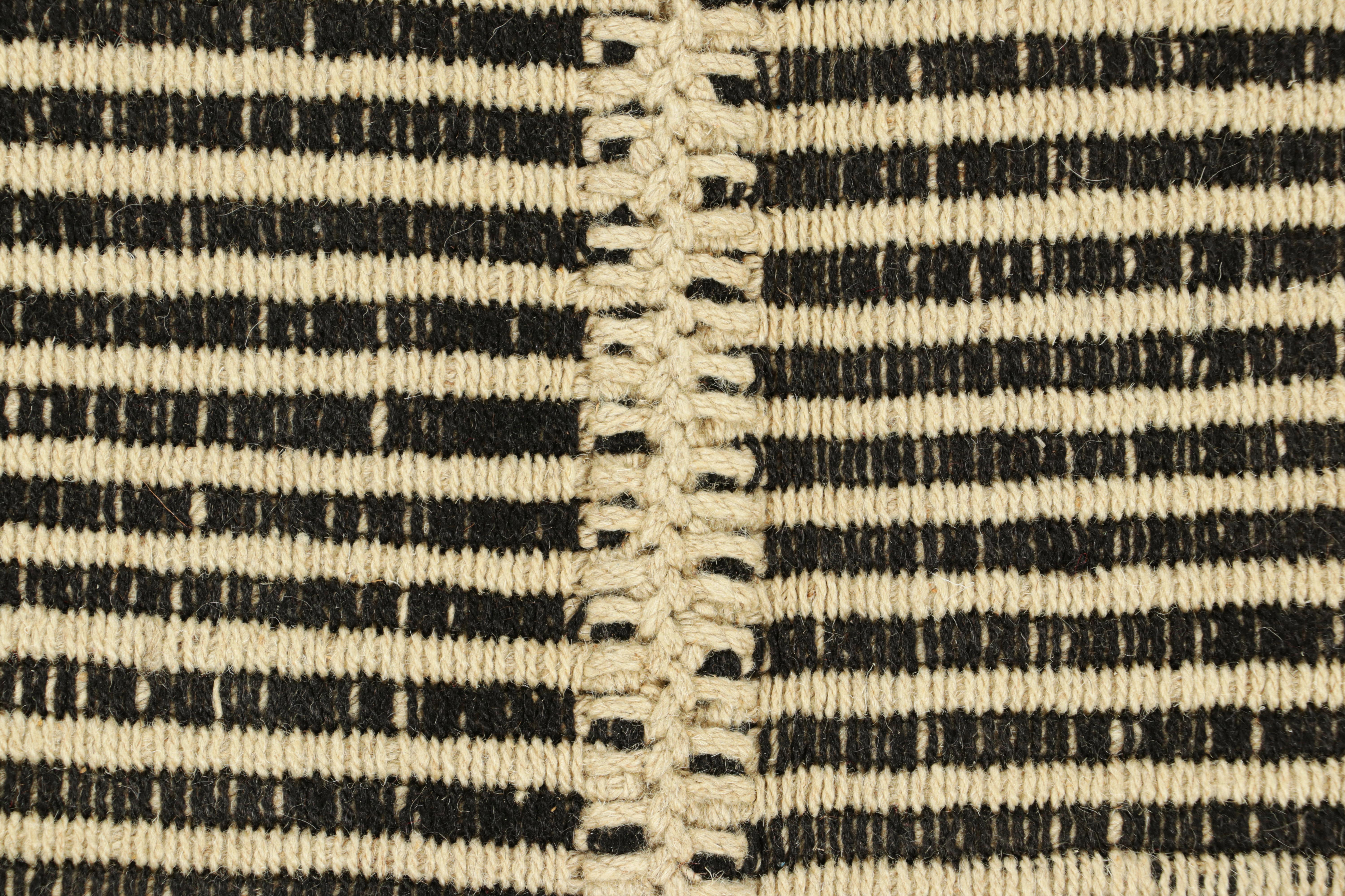 Rug & Kilim's Contemporary Kilim mit strukturierten cremeweißen und schwarzen Streifen (Moderne) im Angebot