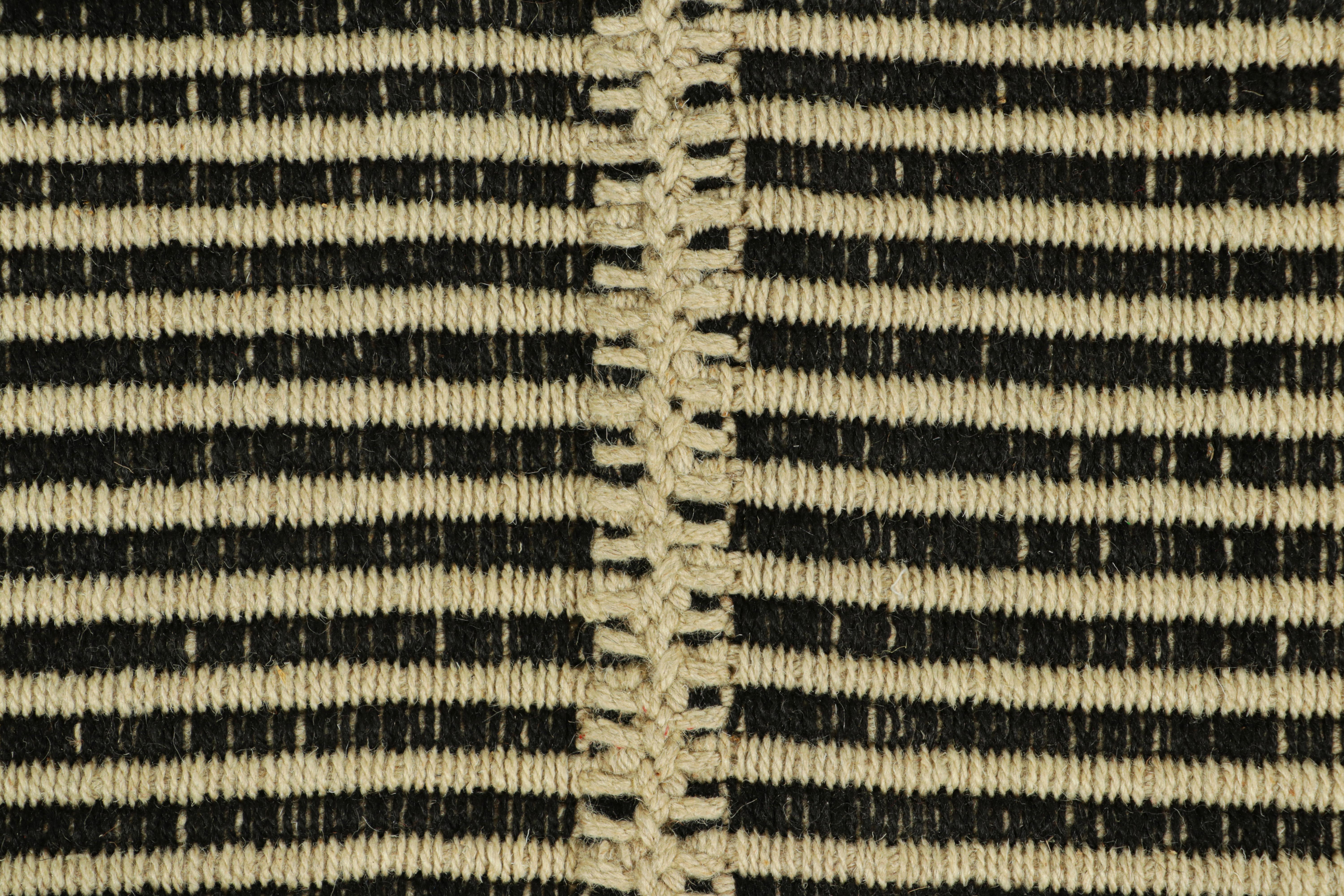 Rug & Kilim's Contemporary Kilim mit strukturierten cremeweißen und schwarzen Streifen (Moderne) im Angebot