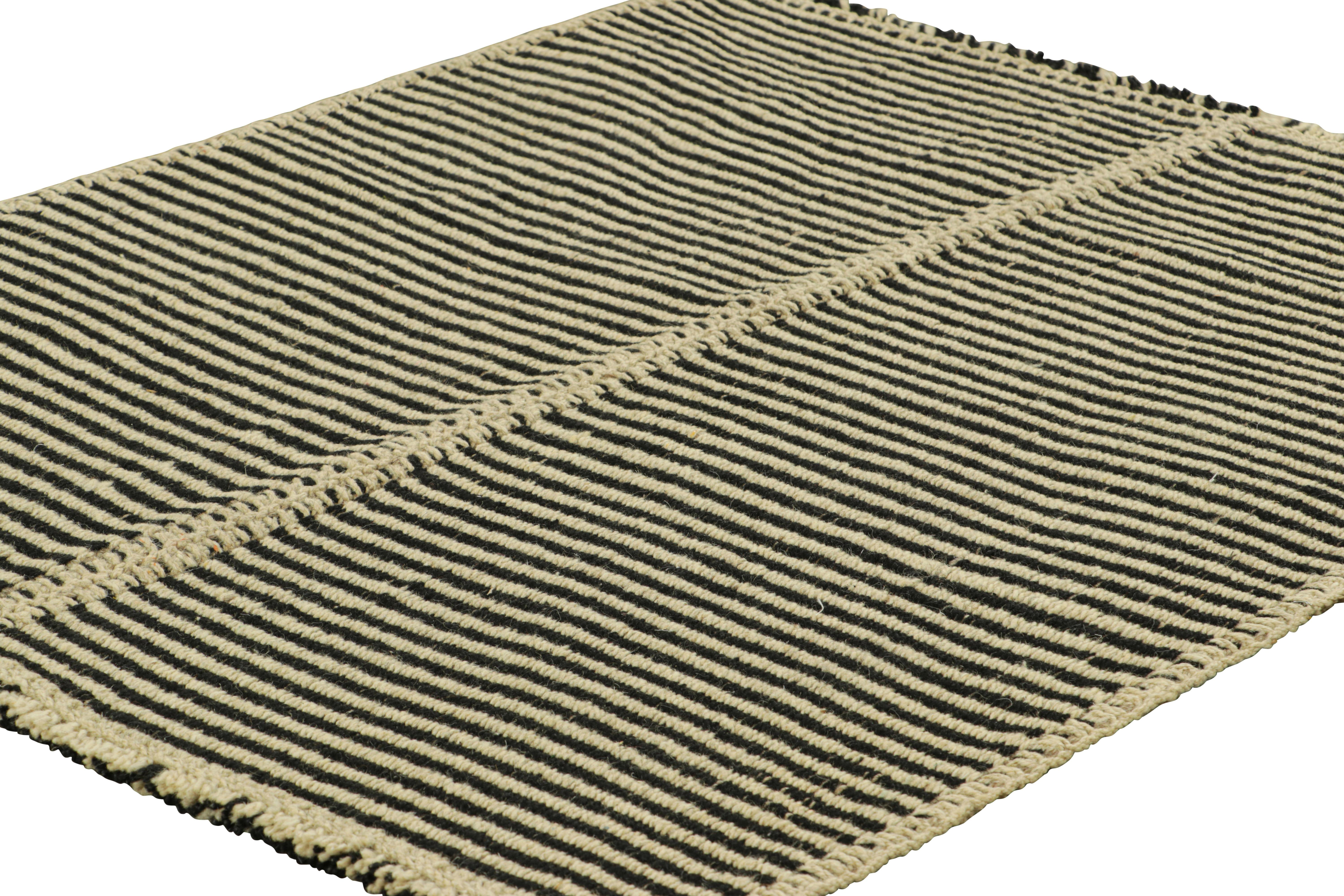 Afghano Rug & Kilim è un kilim contemporaneo a strisce bianche e nere color crema. in vendita