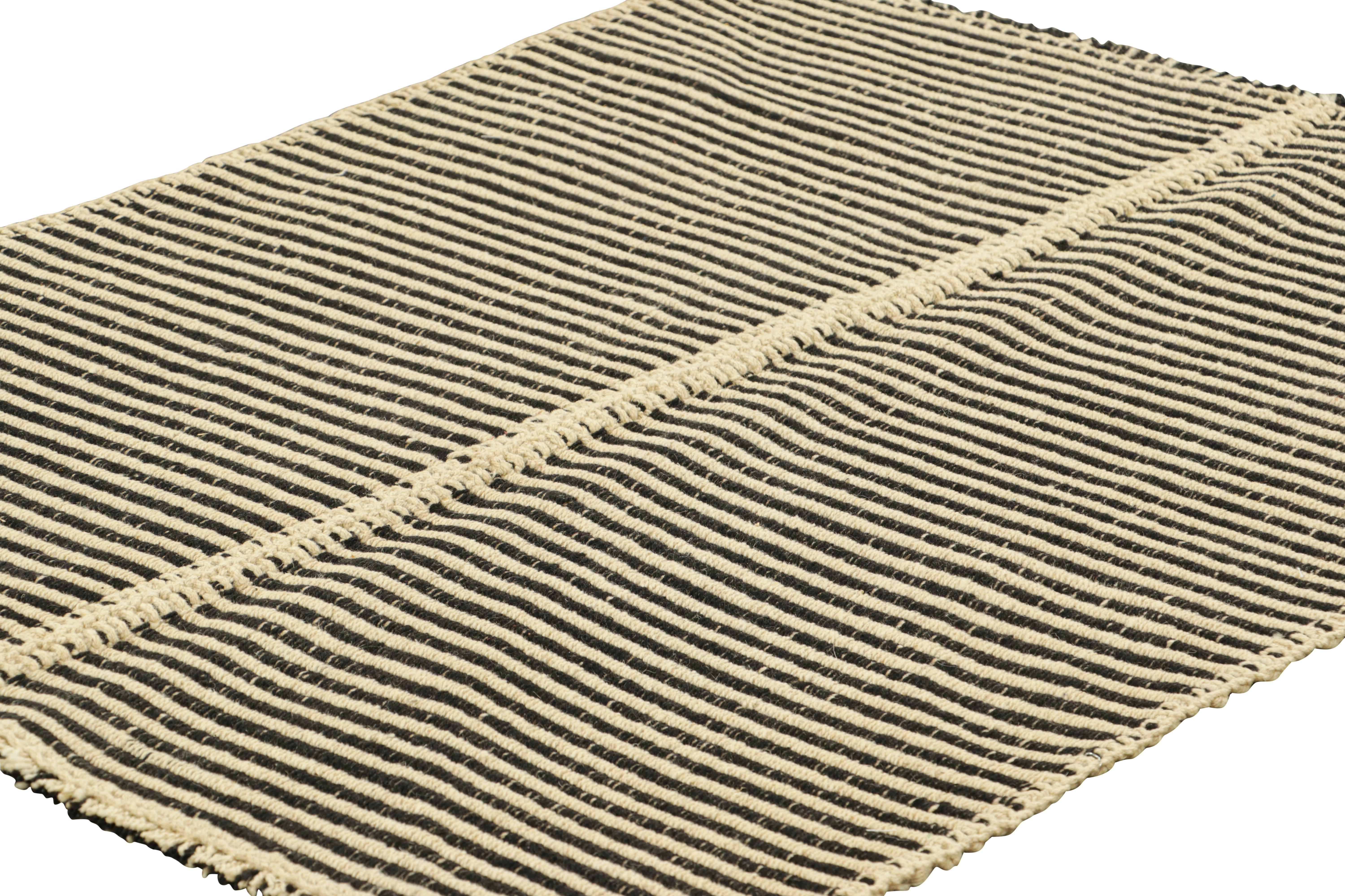 Rug & Kilim's Contemporary Kilim mit strukturierten cremeweißen und schwarzen Streifen (Afghanisch) im Angebot