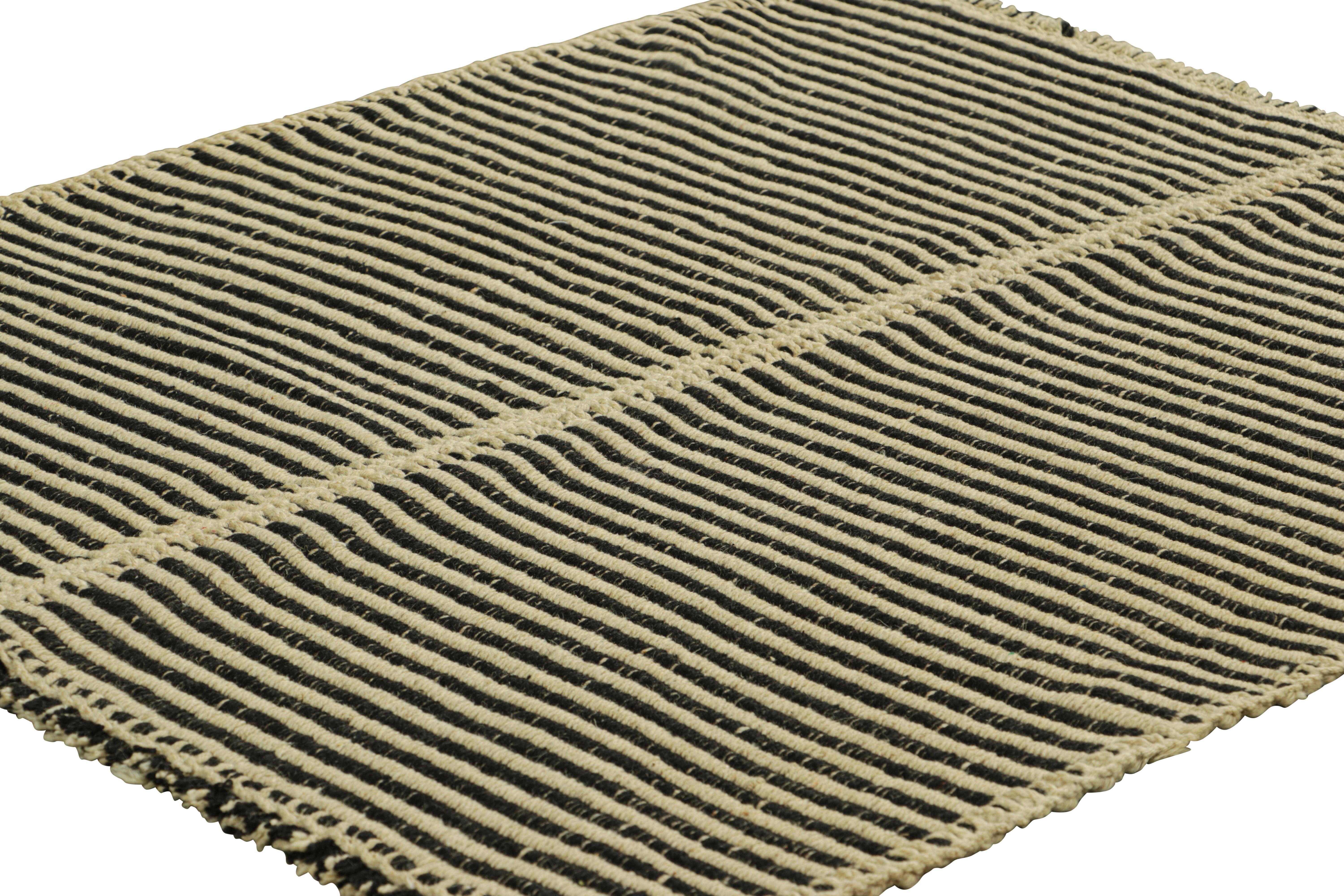 Rug & Kilim's Contemporary Kilim mit strukturierten cremeweißen und schwarzen Streifen (Afghanisch) im Angebot