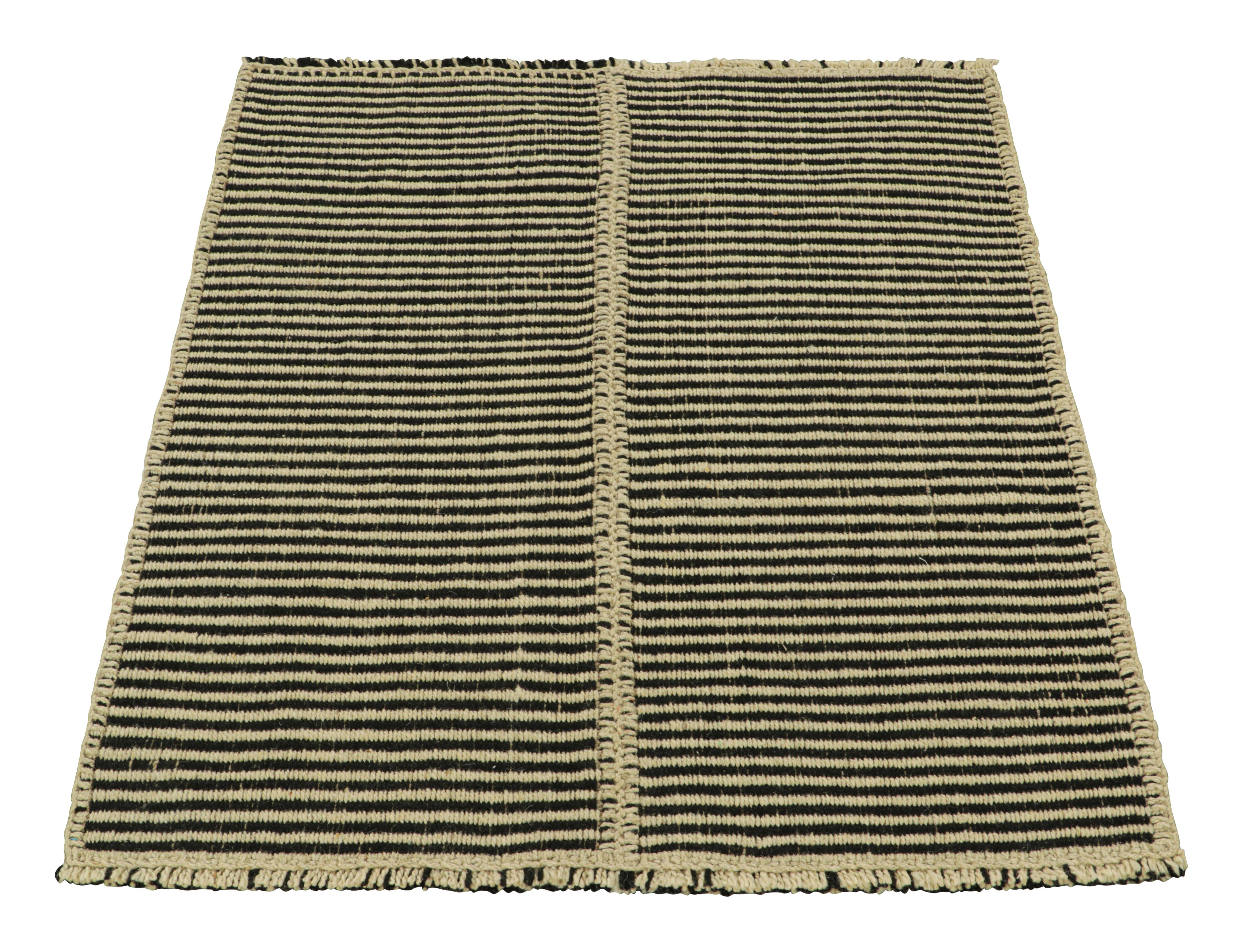 Tessuto a mano Rug & Kilim è un kilim contemporaneo a strisce bianche e nere color crema. in vendita