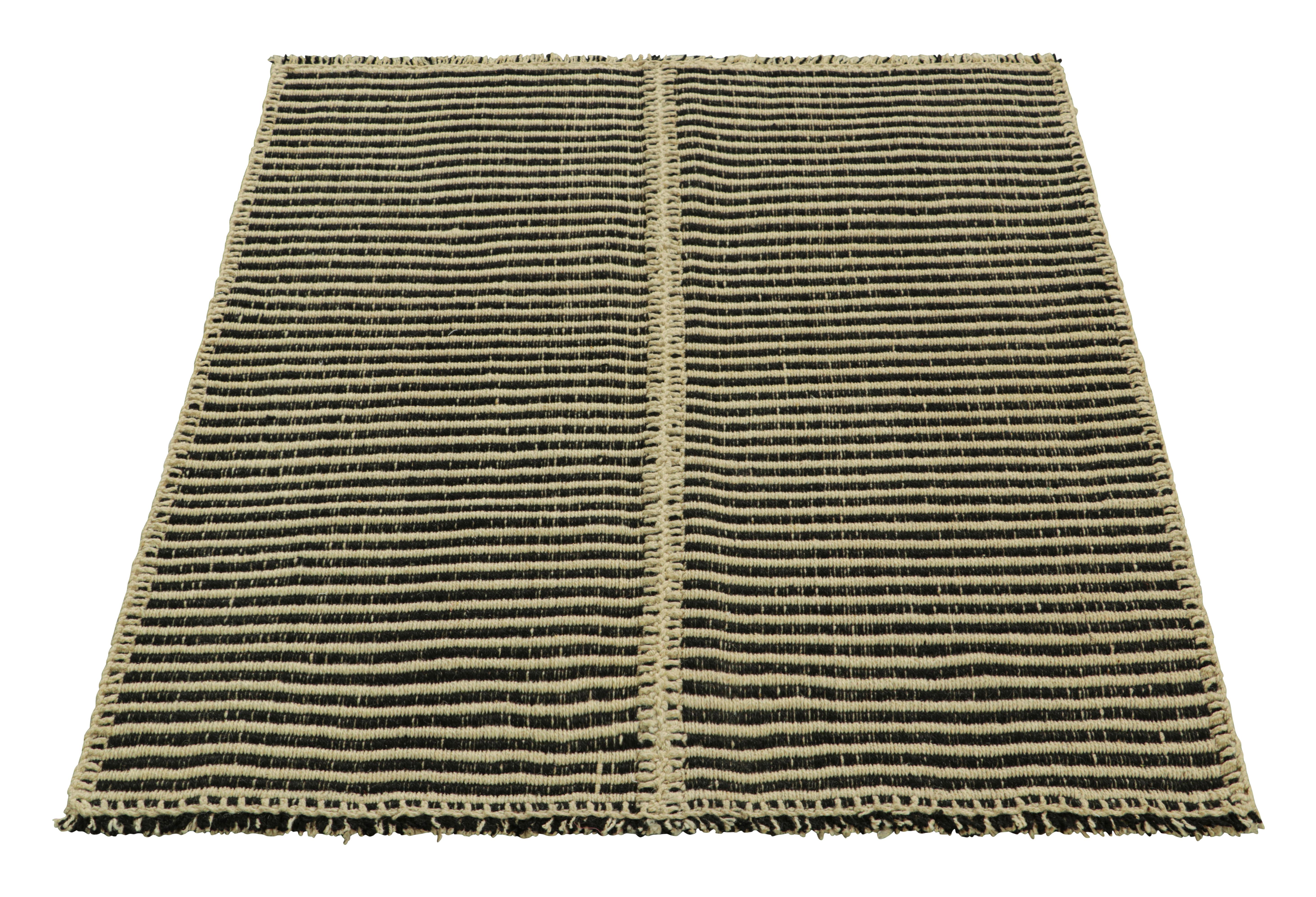 Tessuto a mano Rug & Kilim è un kilim contemporaneo a strisce bianche e nere color crema. in vendita