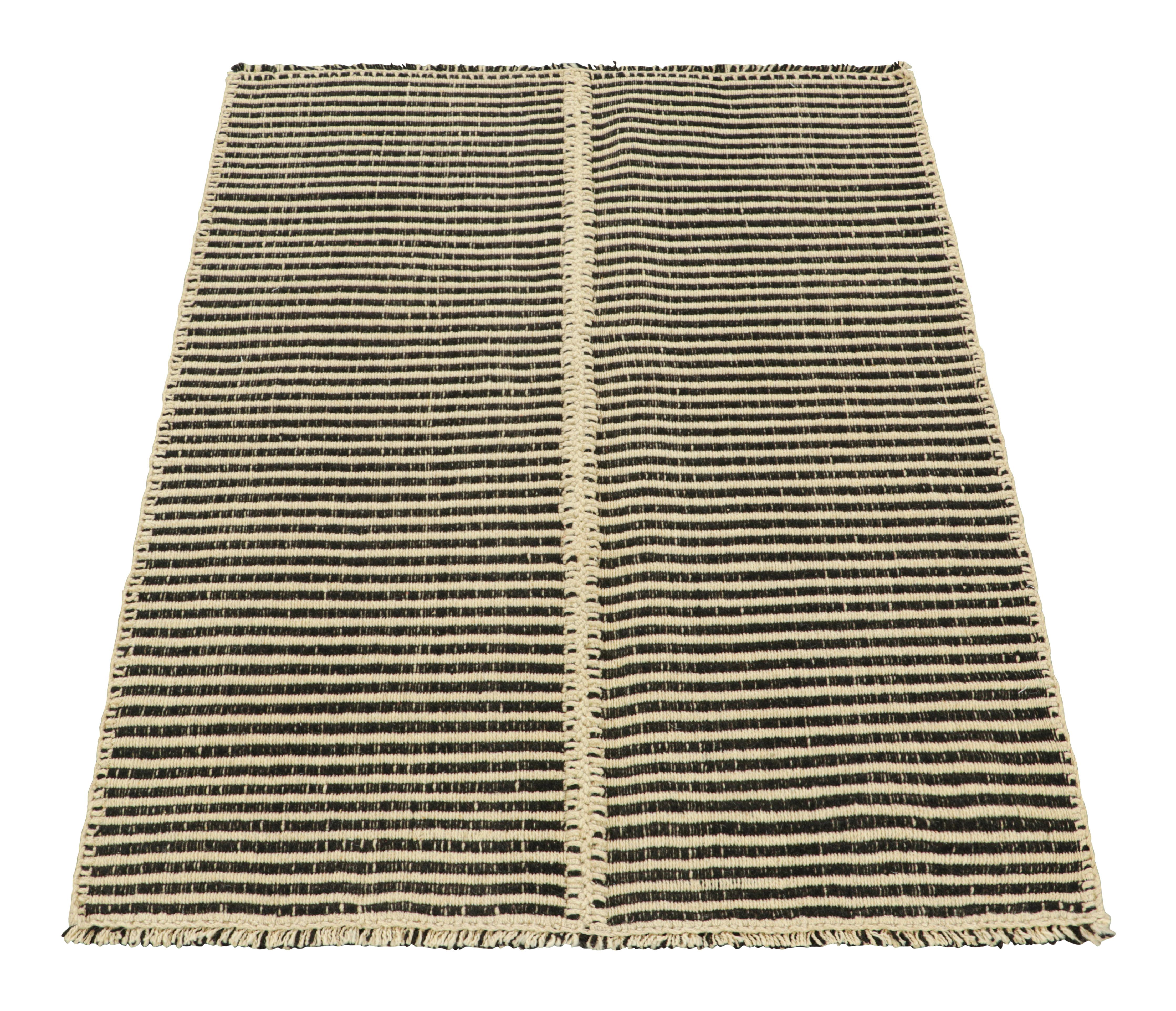 Rug & Kilim's Contemporary Kilim mit strukturierten cremeweißen und schwarzen Streifen (Handgewebt) im Angebot