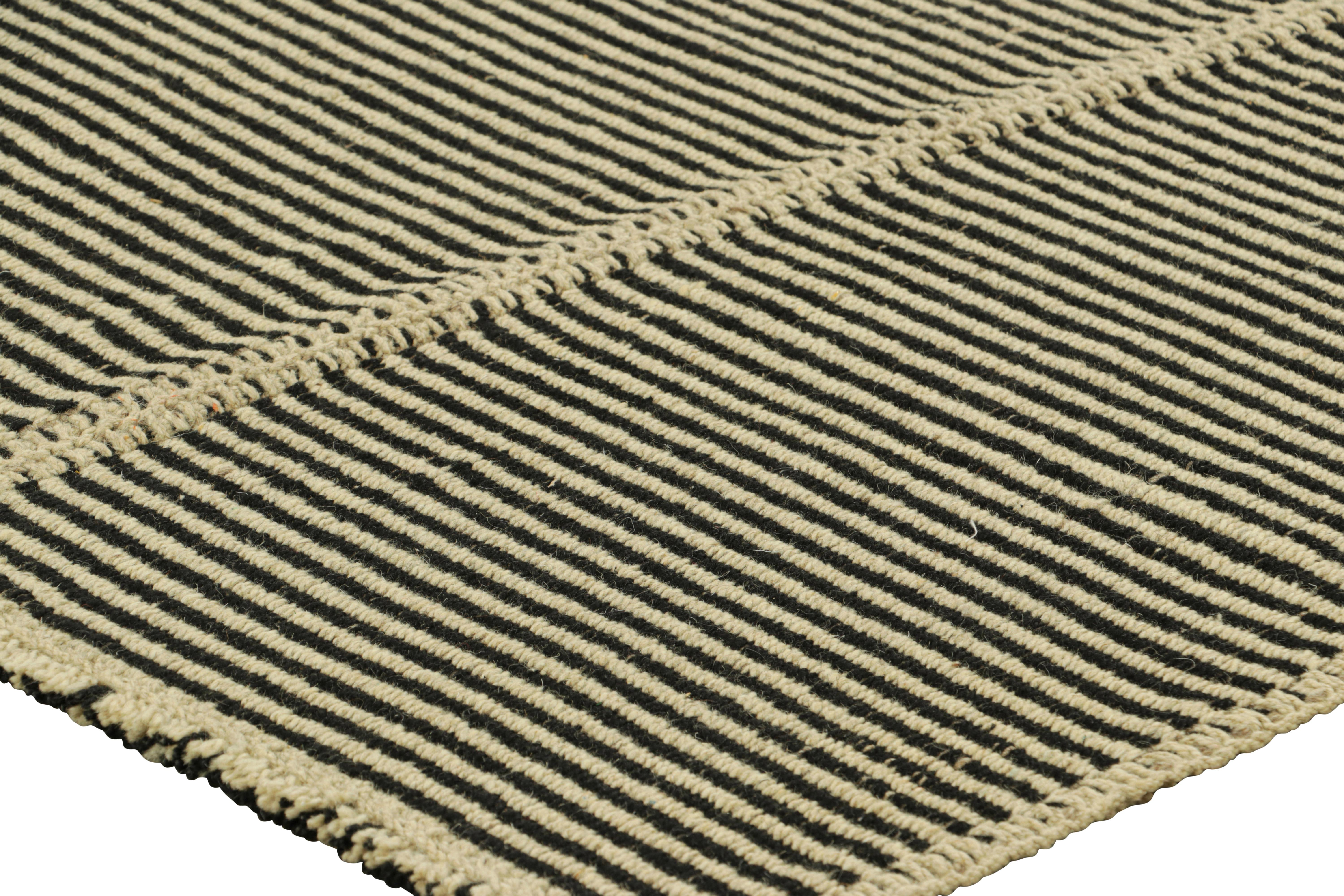 Rug & Kilim è un kilim contemporaneo a strisce bianche e nere color crema. In condizioni Nuovo in vendita a Long Island City, NY