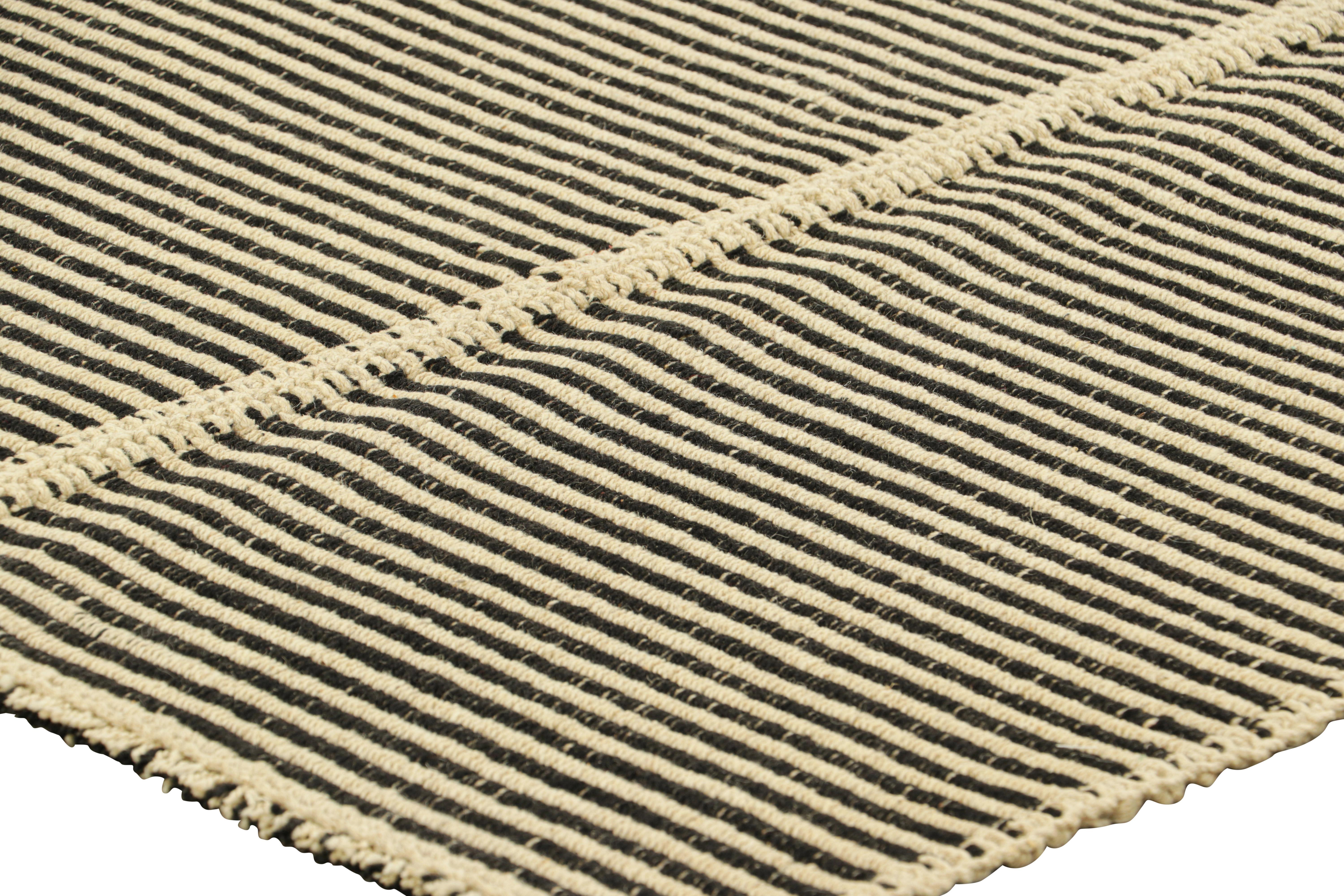 Rug & Kilim's Contemporary Kilim mit strukturierten cremeweißen und schwarzen Streifen im Zustand „Neu“ im Angebot in Long Island City, NY