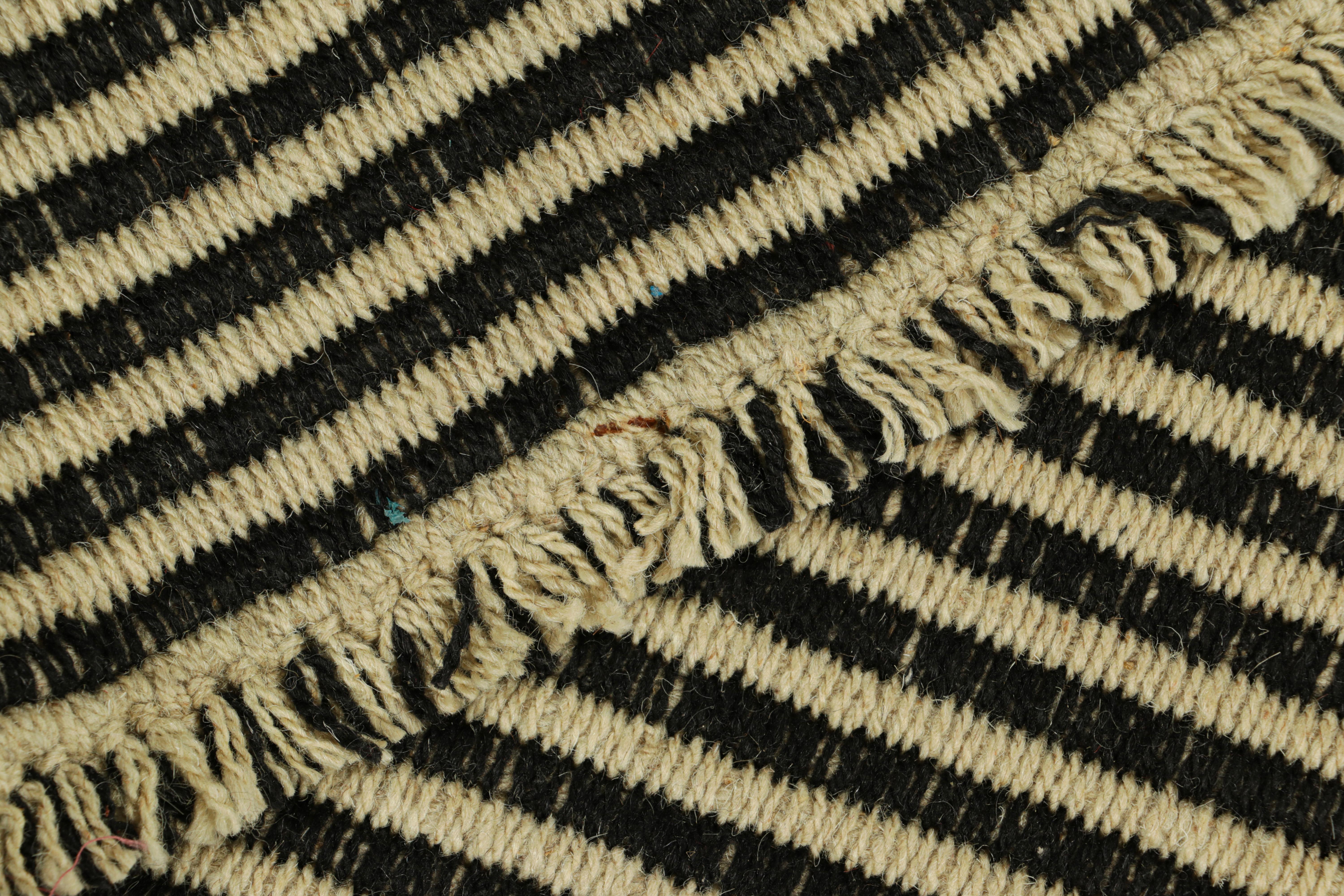 Rug & Kilim's Contemporary Kilim mit strukturierten cremeweißen und schwarzen Streifen im Zustand „Neu“ im Angebot in Long Island City, NY