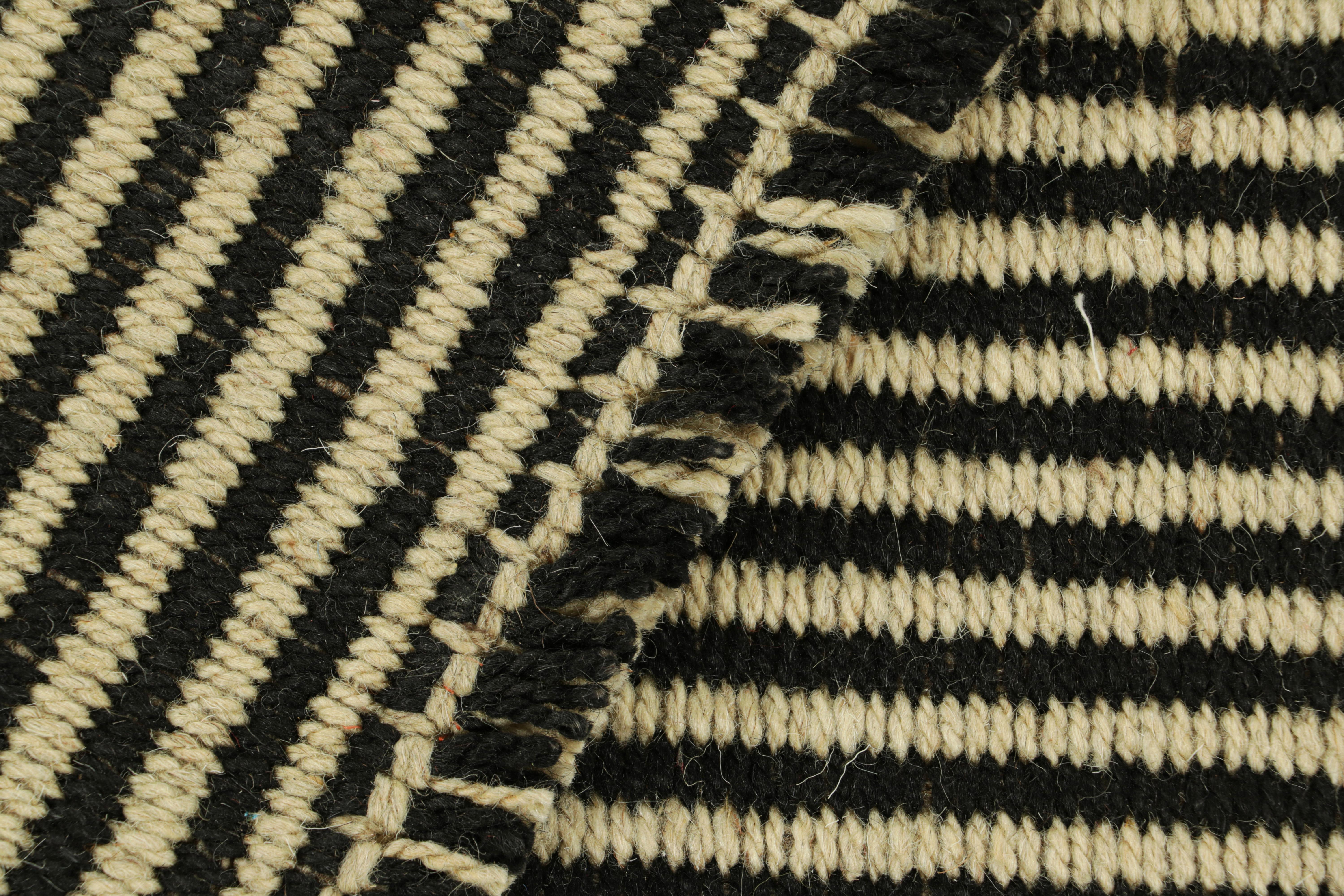 XXI secolo e contemporaneo Rug & Kilim è un kilim contemporaneo a strisce bianche e nere color crema. in vendita