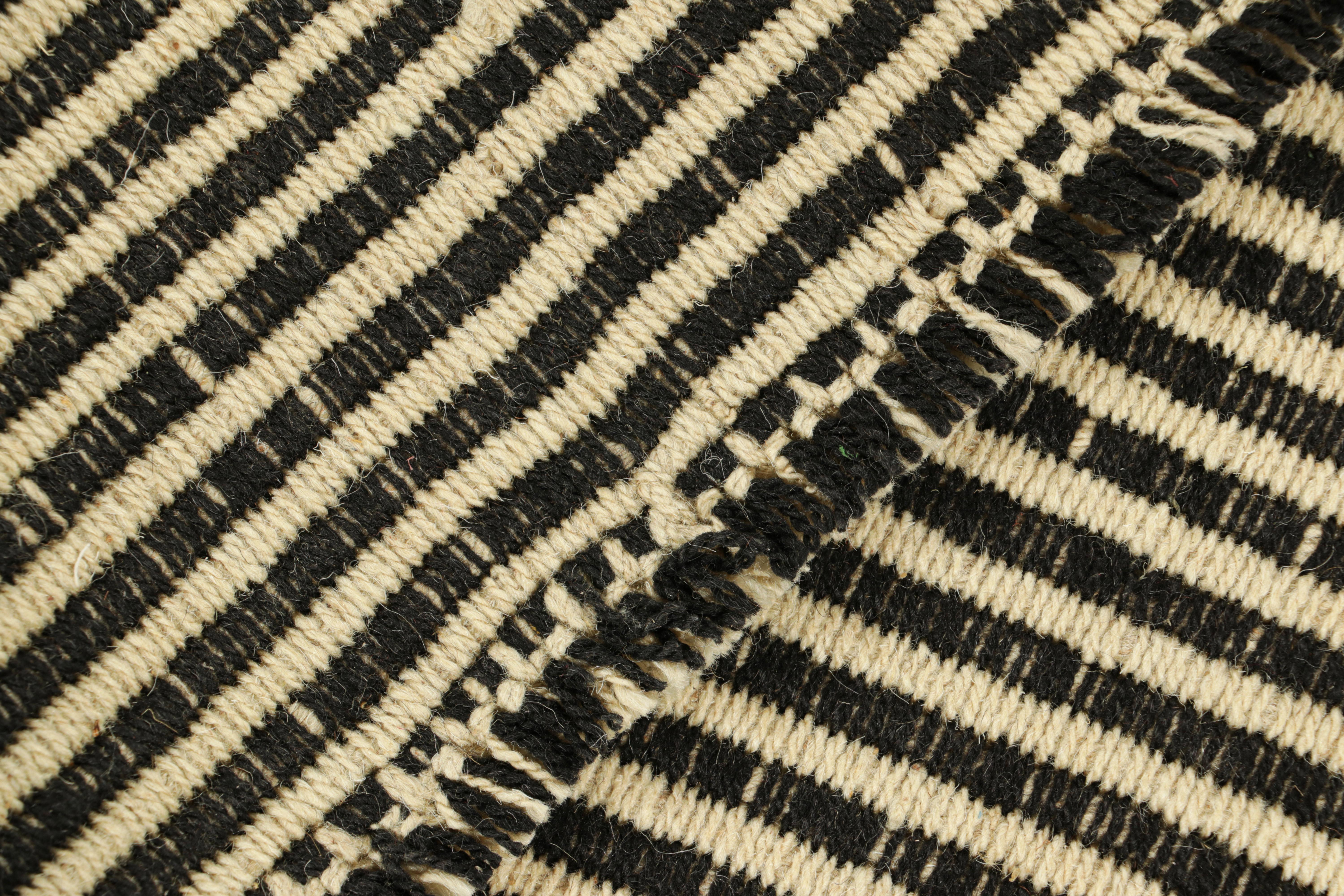 Rug & Kilim's Contemporary Kilim mit strukturierten cremeweißen und schwarzen Streifen (21. Jahrhundert und zeitgenössisch) im Angebot