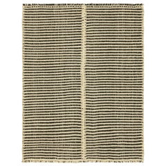 Rug & Kilim è un kilim contemporaneo a strisce bianche e nere color crema.