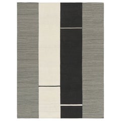 Rug & Kilim è un kilim contemporaneo a strisce bianche e nere color crema.