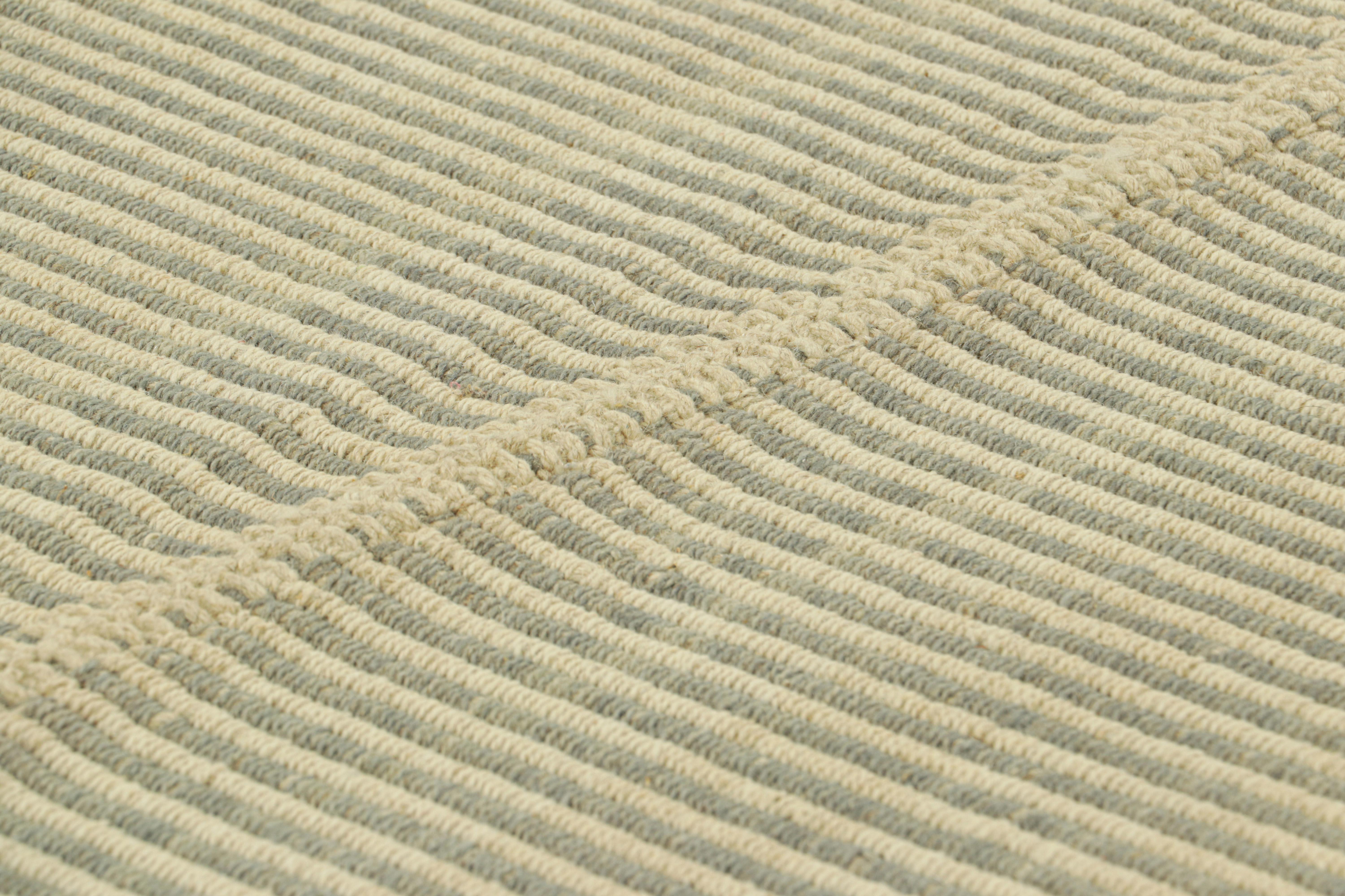 Tissé à la main en laine, ce Kilim carré de 4x4 est issu d'une nouvelle collection de tissage plat personnalisable de Rug & Kilim.

Sur le Design :

