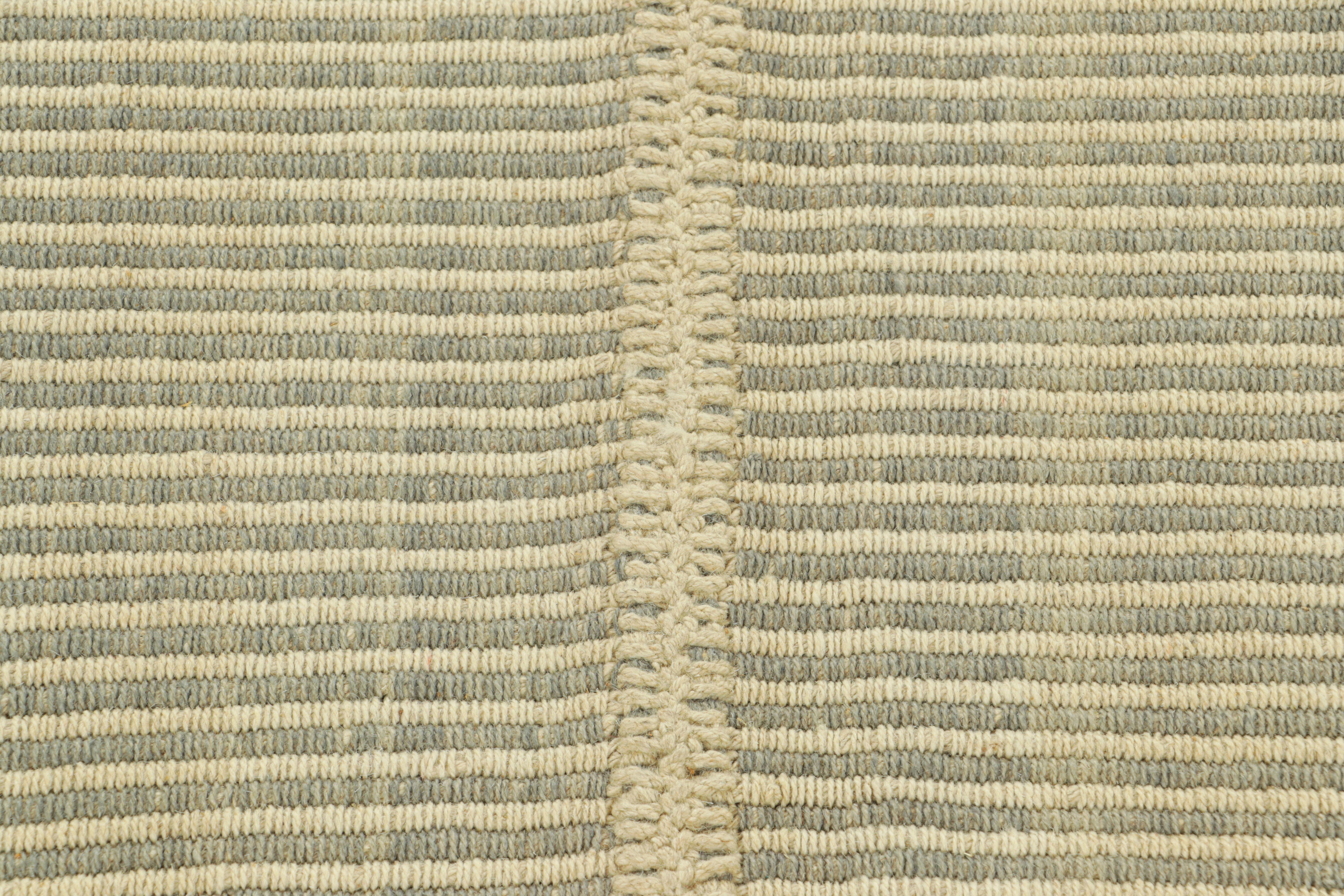 Moderno Rug & Kilim è un kilim contemporaneo a strisce bianche e grigie color crema. in vendita
