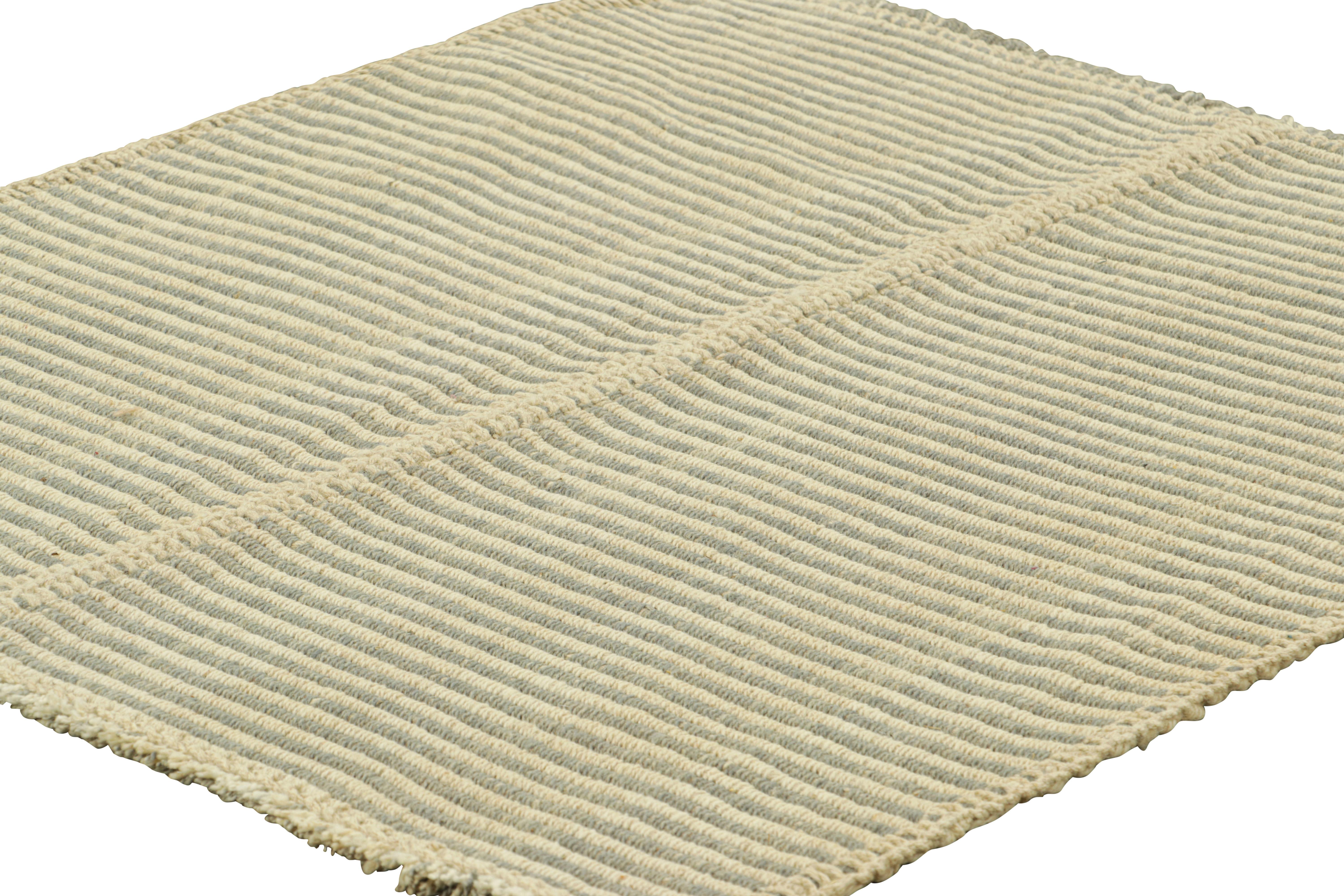 Afghan Rug & Kilim's Contemporary Kilim with Textural Cream White and Gray Stripes (Kilim contemporain avec des rayures texturées crème, blanches et grises) en vente