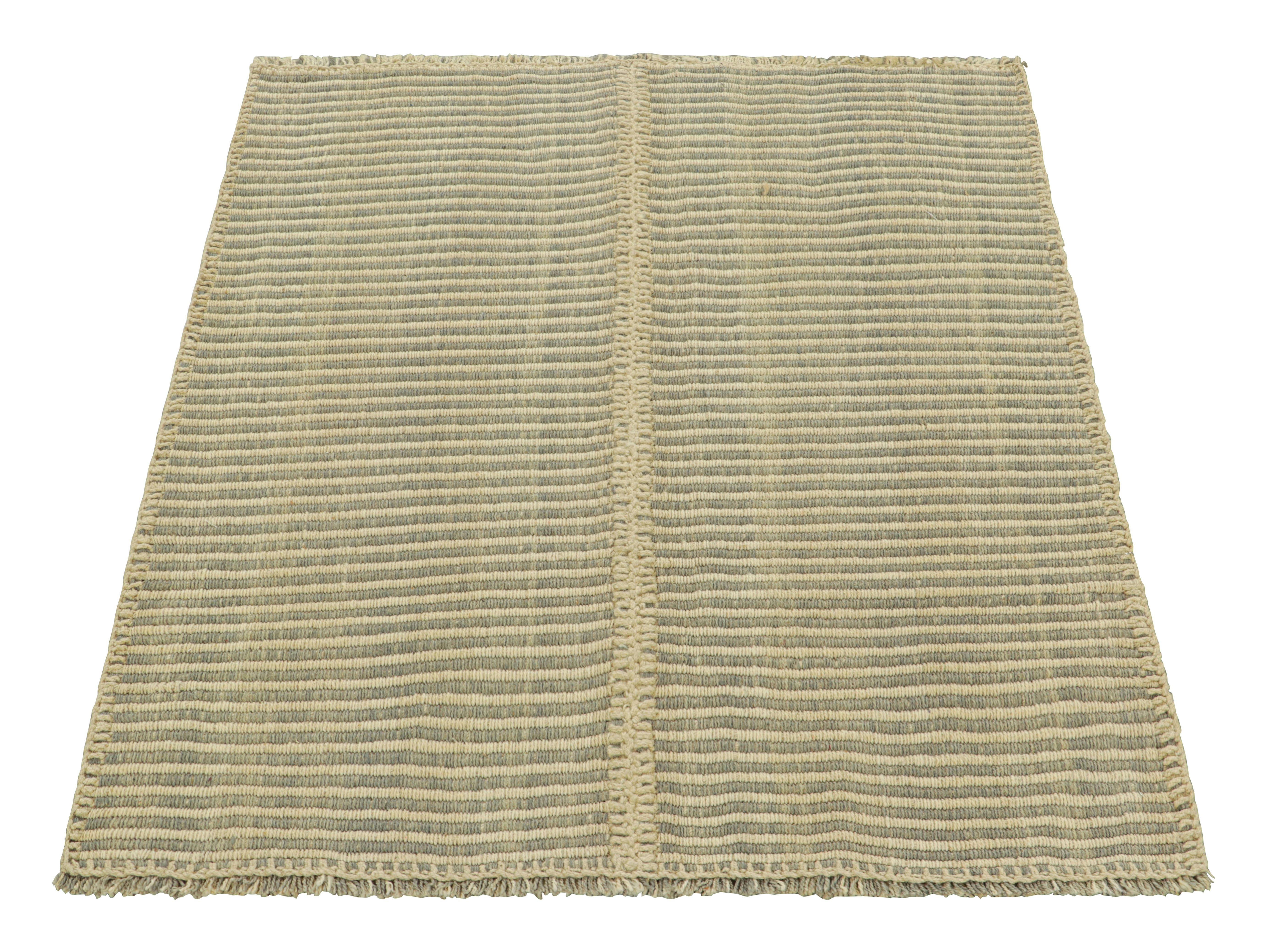 Tissé à la main Rug & Kilim's Contemporary Kilim with Textural Cream White and Gray Stripes (Kilim contemporain avec des rayures texturées crème, blanches et grises) en vente
