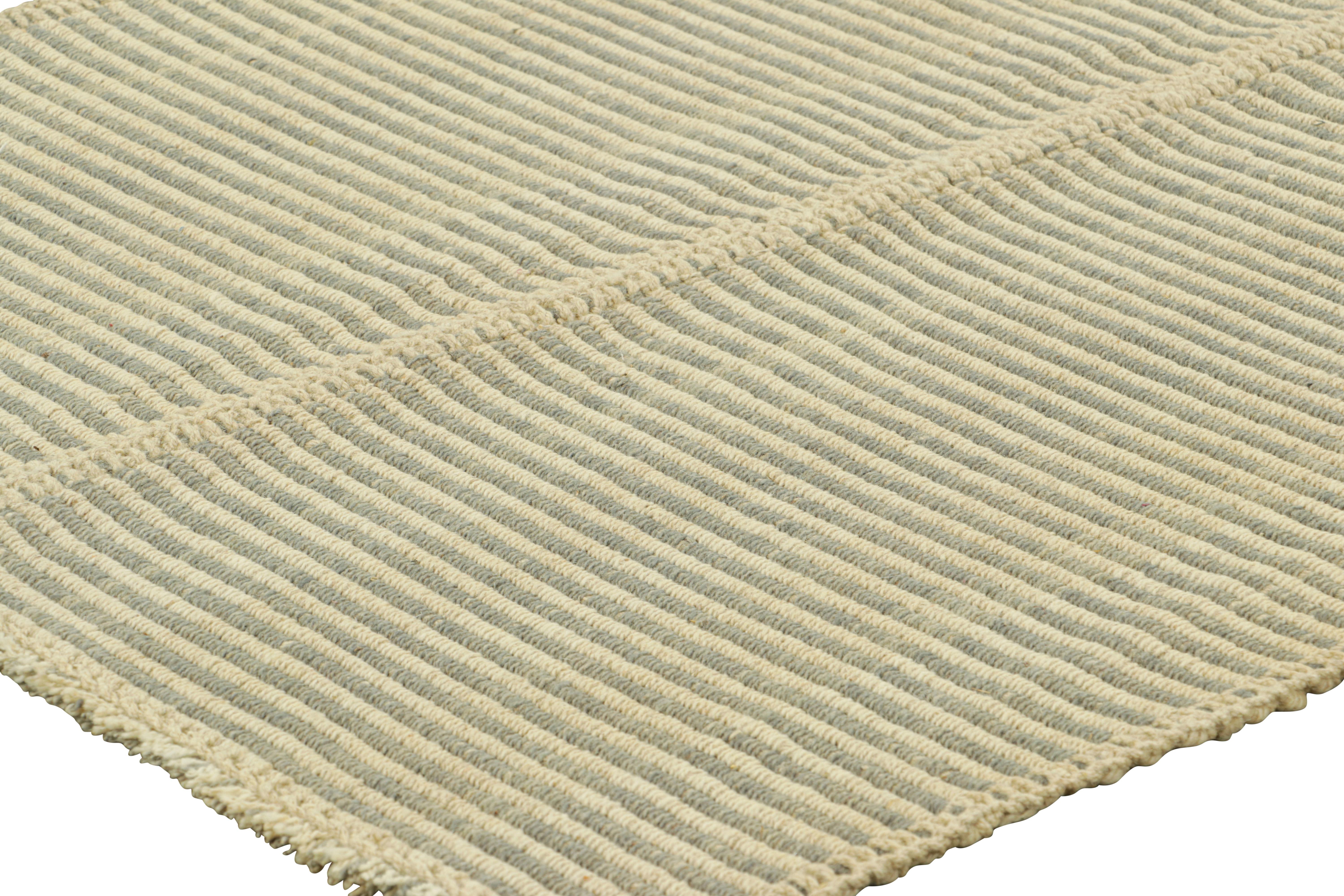 Rug & Kilim's Contemporary Kilim with Textural Cream White and Gray Stripes (Kilim contemporain avec des rayures texturées crème, blanches et grises) Neuf - En vente à Long Island City, NY