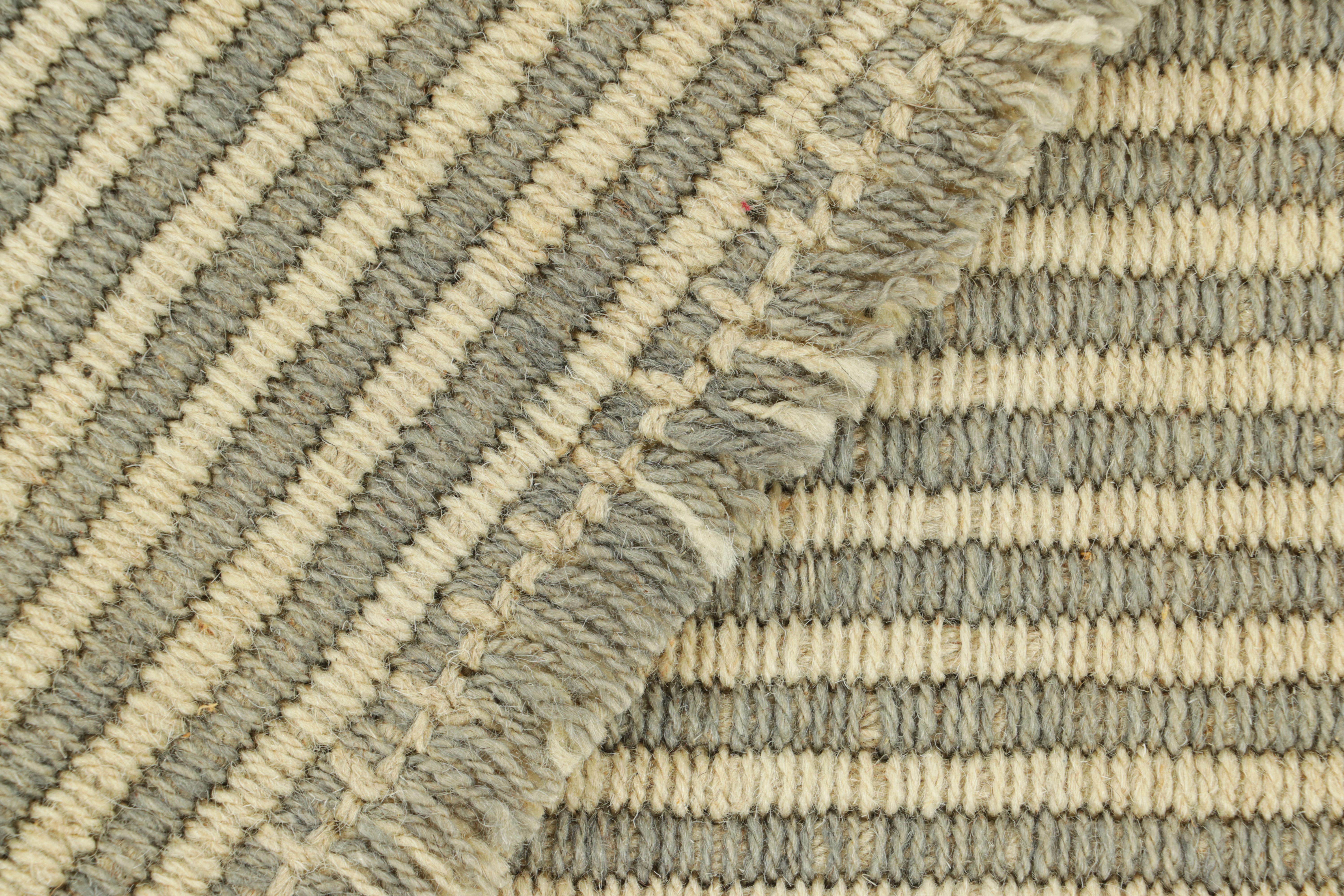 XXI secolo e contemporaneo Rug & Kilim è un kilim contemporaneo a strisce bianche e grigie color crema. in vendita