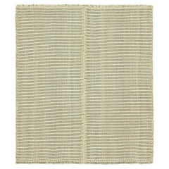 Rug & Kilim è un kilim contemporaneo a strisce bianche e grigie color crema.