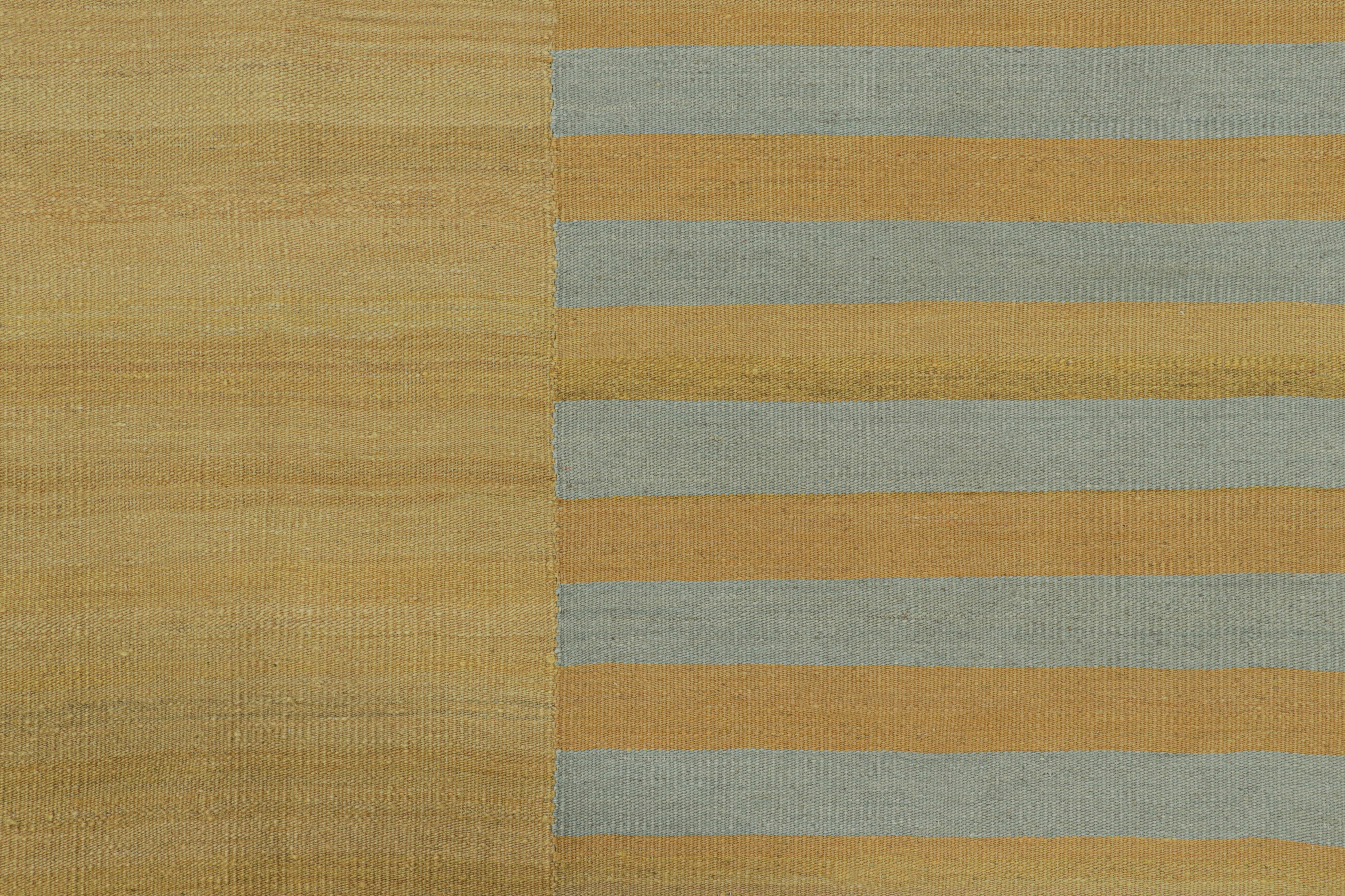 Afghan Rug & Kilim's Contemporary Kilim with Textural Gold, Cream and Blue Stripes (Kilim contemporain avec des rayures texturées or, crème et bleu) en vente