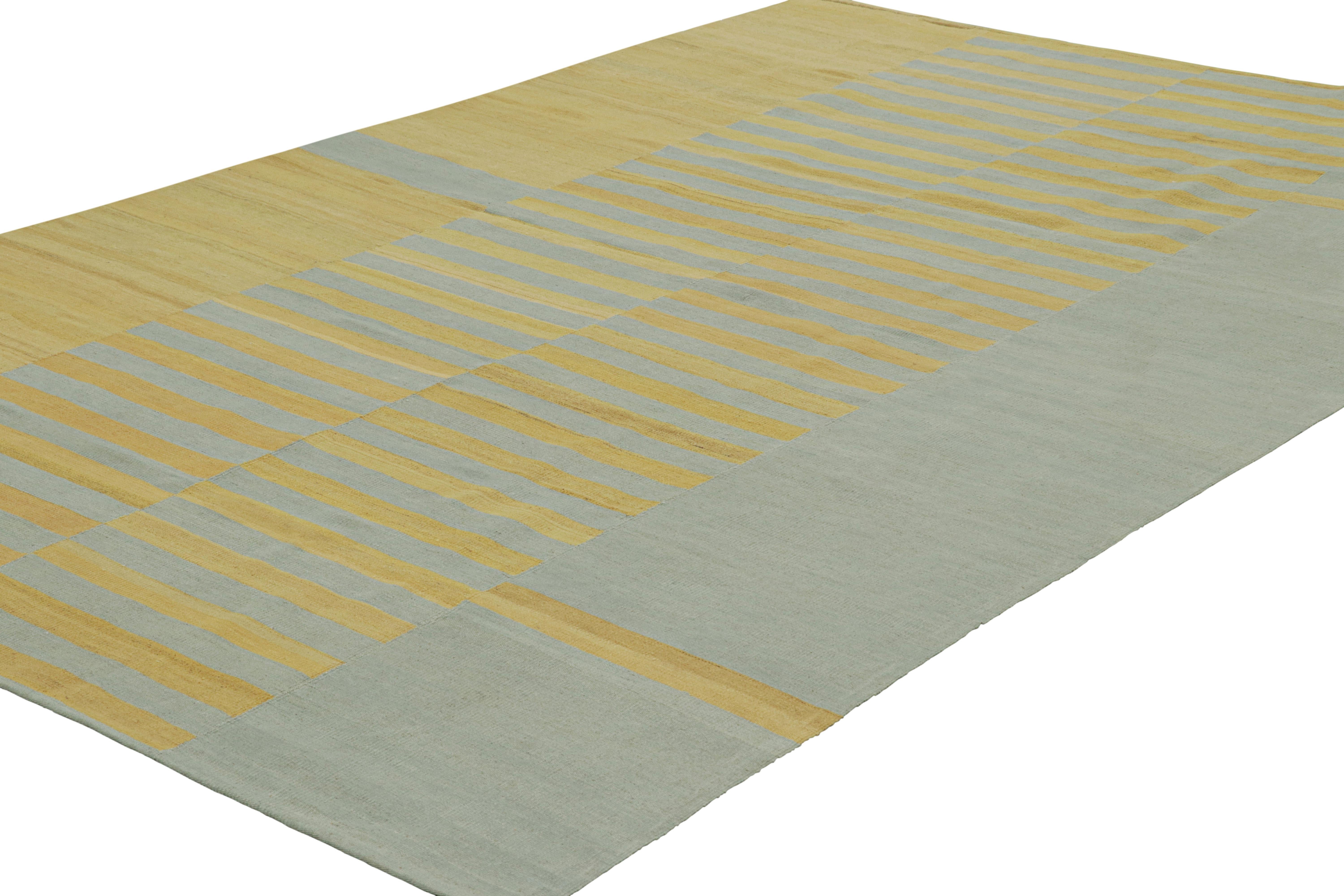 Tissé à la main Rug & Kilim's Contemporary Kilim with Textural Gold, Cream and Blue Stripes (Kilim contemporain avec des rayures texturées or, crème et bleu) en vente