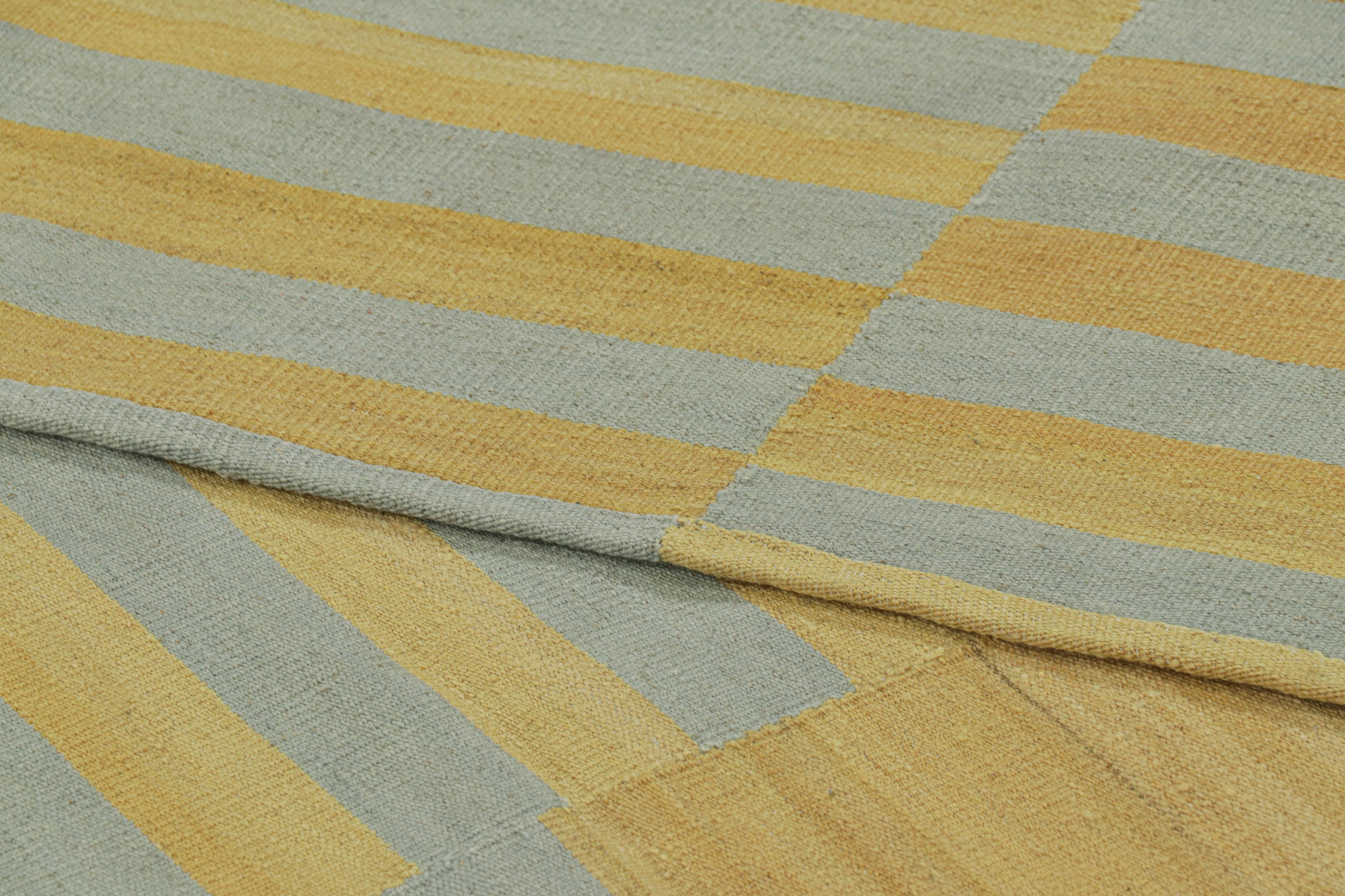 Laine Rug & Kilim's Contemporary Kilim with Textural Gold, Cream and Blue Stripes (Kilim contemporain avec des rayures texturées or, crème et bleu) en vente